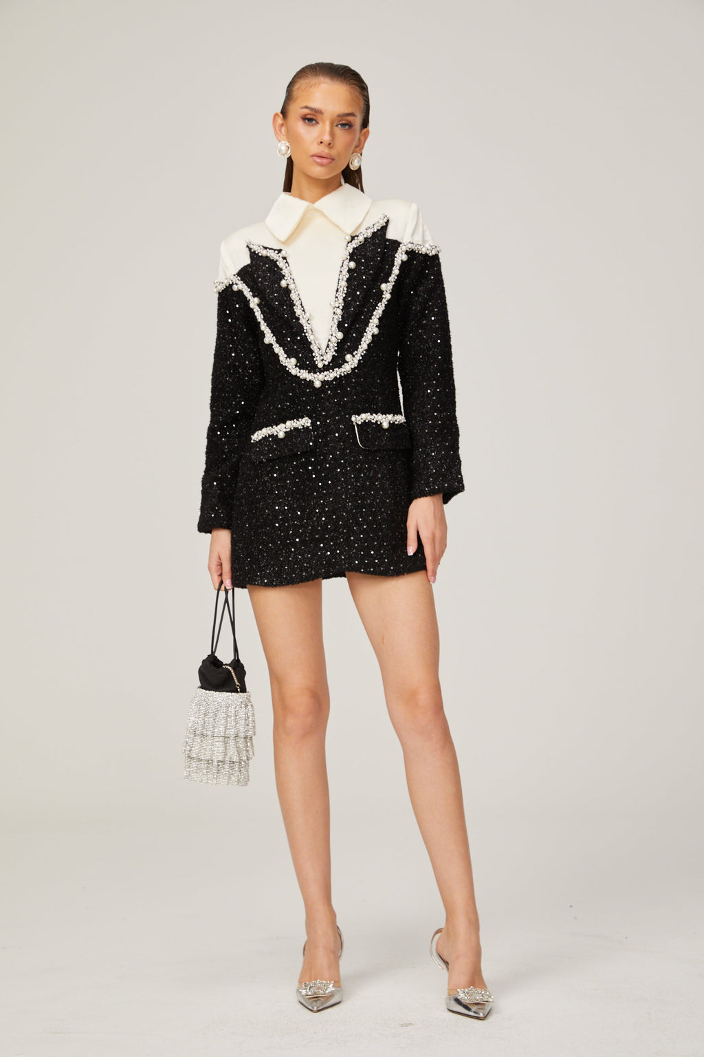 Vestido mini de tweed con perlas falsas Éléonore de Final Sale, diseño elegante y contemporáneo en tonos neutros.
