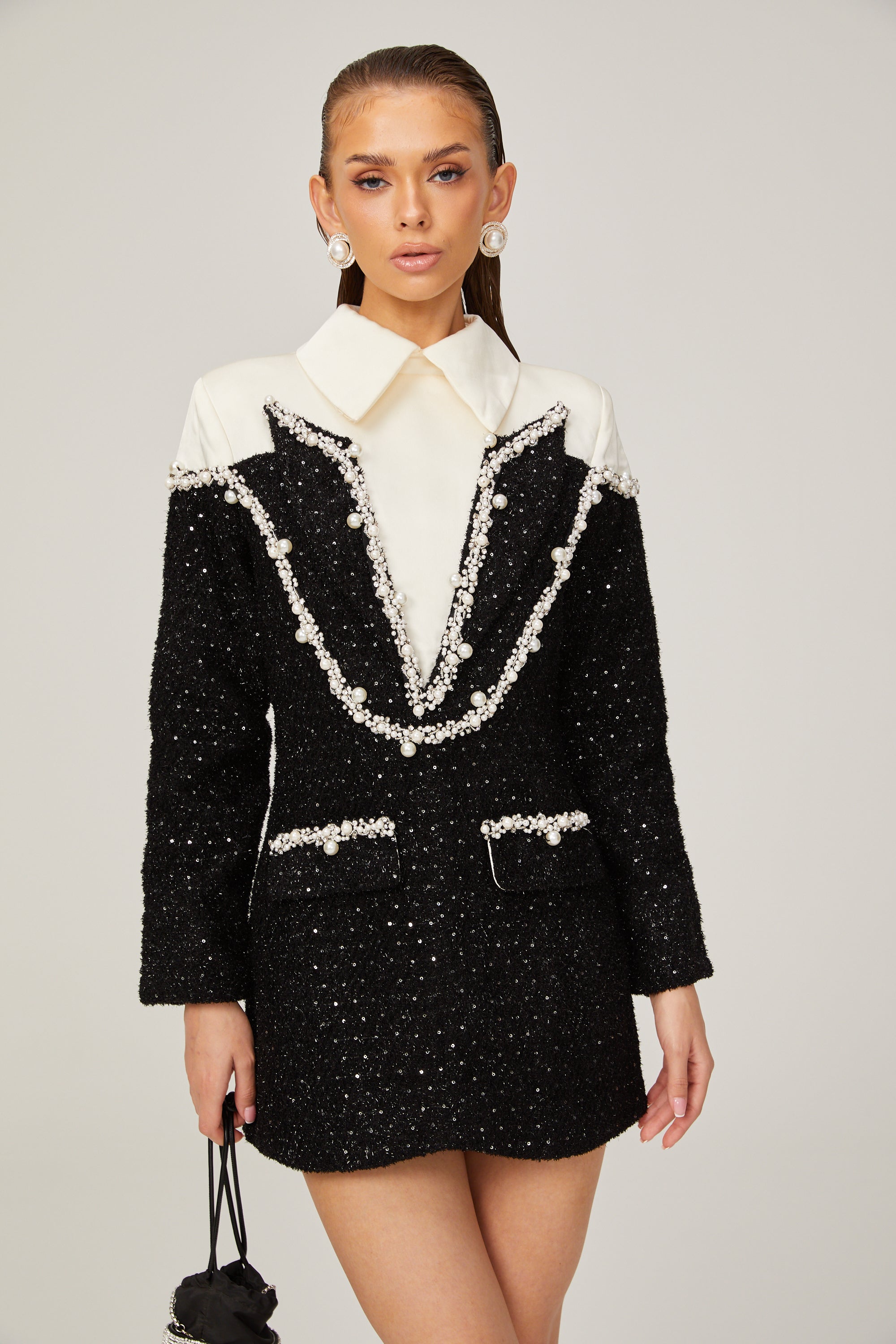 Vestido mini de tweed con perlas falsas Éléonore de Final Sale, diseño elegante en tonos neutros y detalles sofisticados.