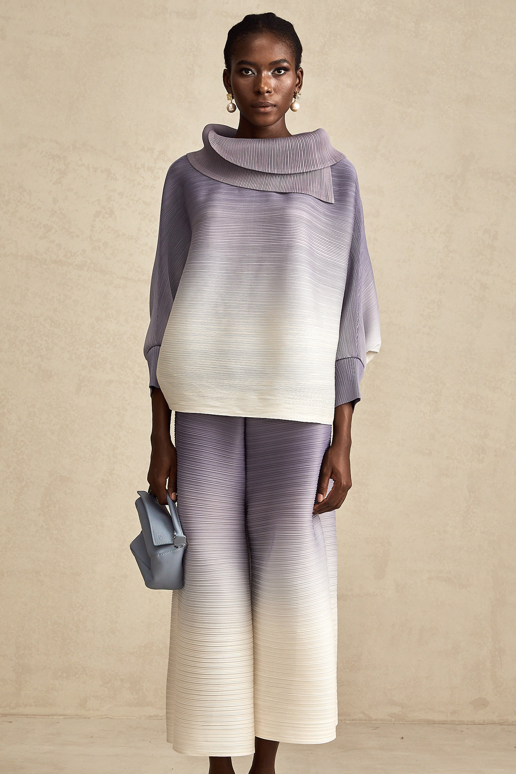 Conjunto de blusa y pantalones morados con gradiente y arrugas de la marca Final Sale, ideal para un estilo elegante y moderno.