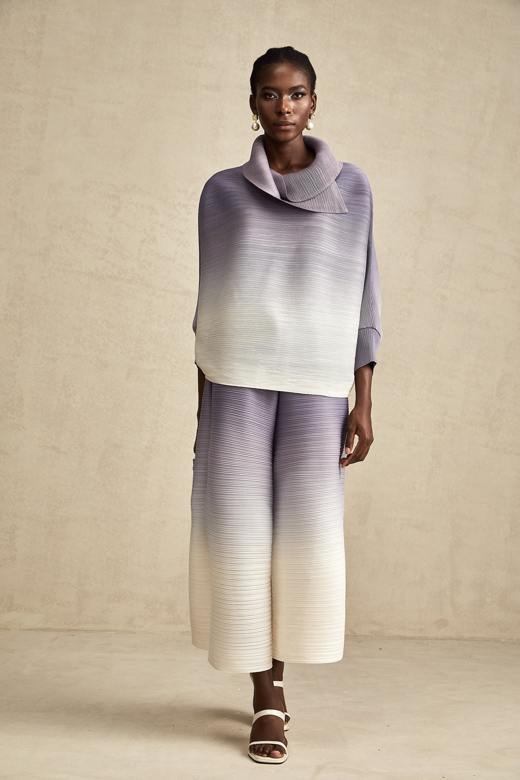 Conjunto de blusa y pantalones morados con degradado y arrugas de la marca Final Sale, estilo elegante y moderno.