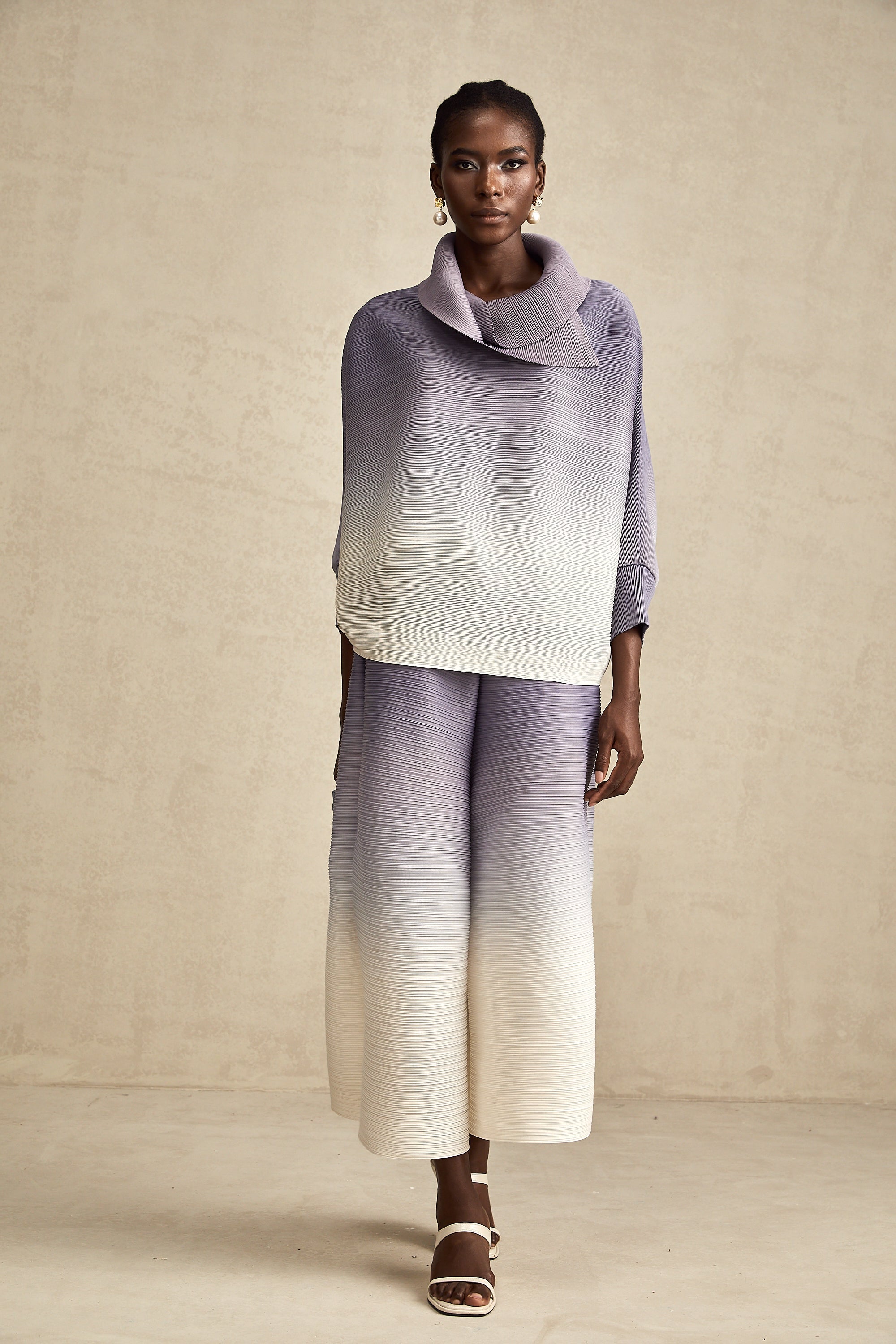 Conjunto de blusa y pantalones morados con degradado y arrugas de la marca Final Sale, estilo elegante y moderno.