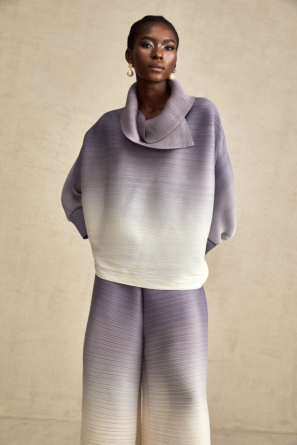 Conjunto de blusa y pantalones con degradado púrpura arrugado de la marca Final Sale, estilo moderno y elegante.