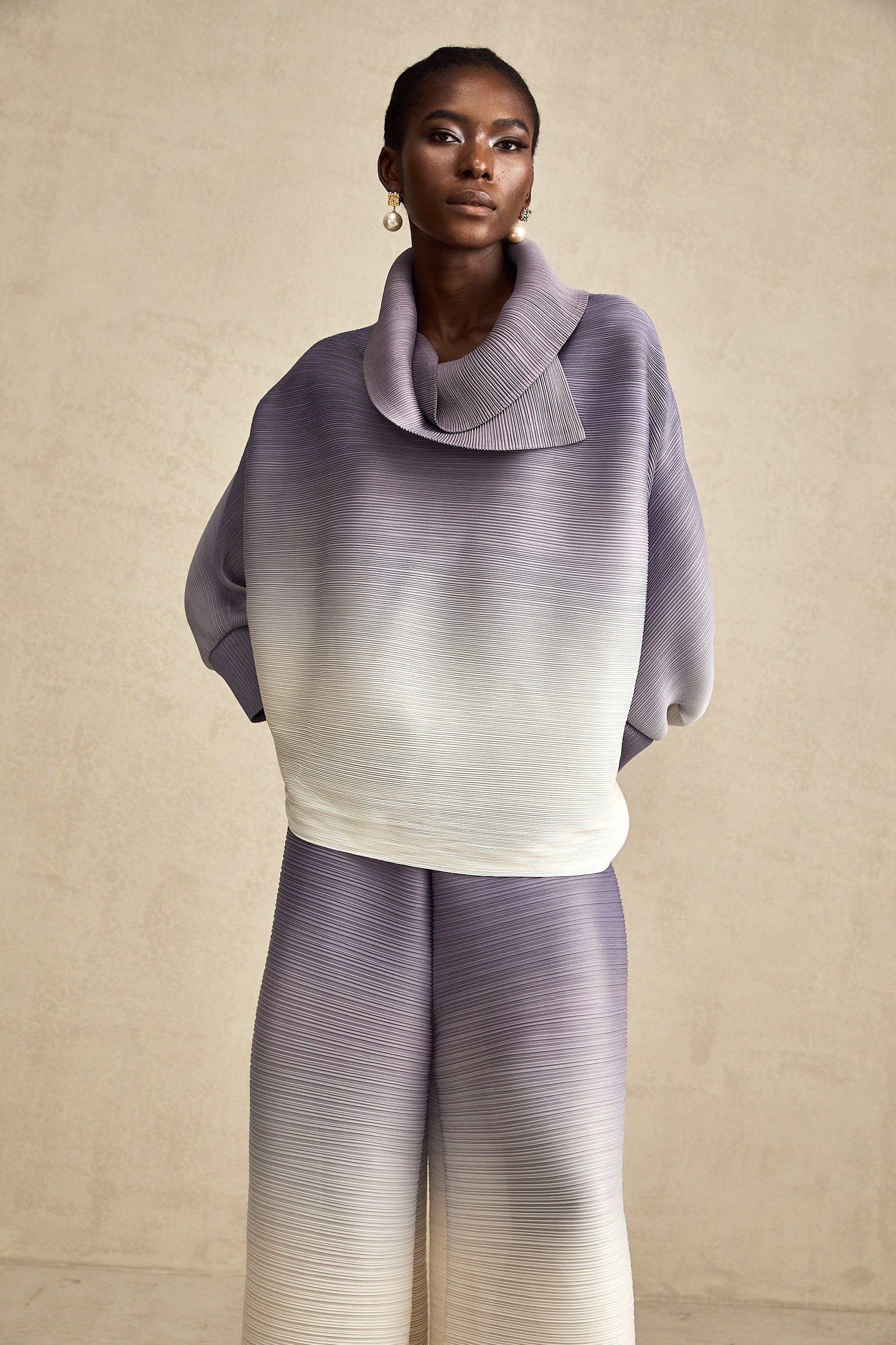 Conjunto de blusa y pantalones con degradado púrpura arrugado de la marca Final Sale, estilo moderno y elegante.