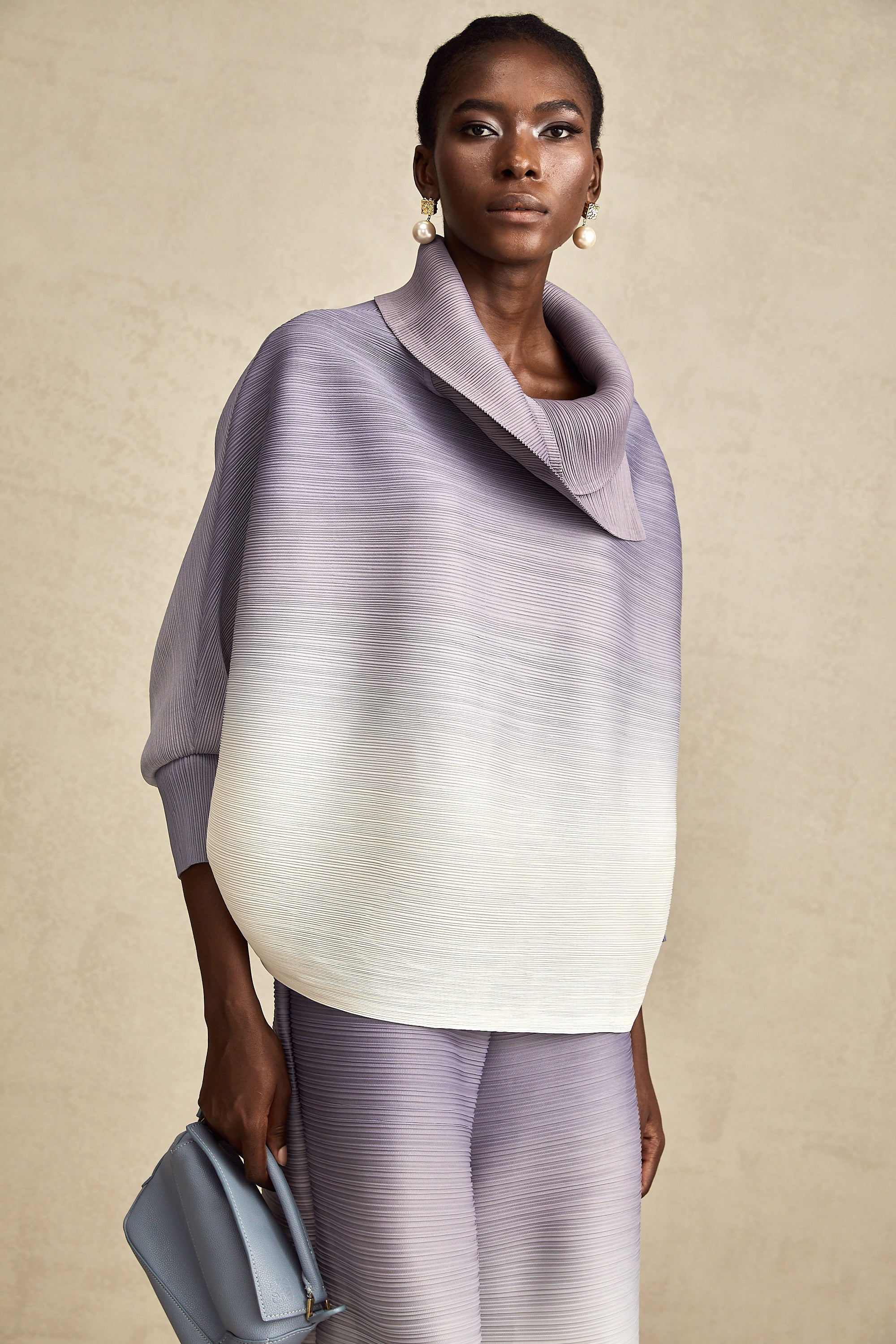 Conjunto de blusa y pantalones morados con degradado y arrugados de la marca Final Sale, estilo moderno y elegante.
