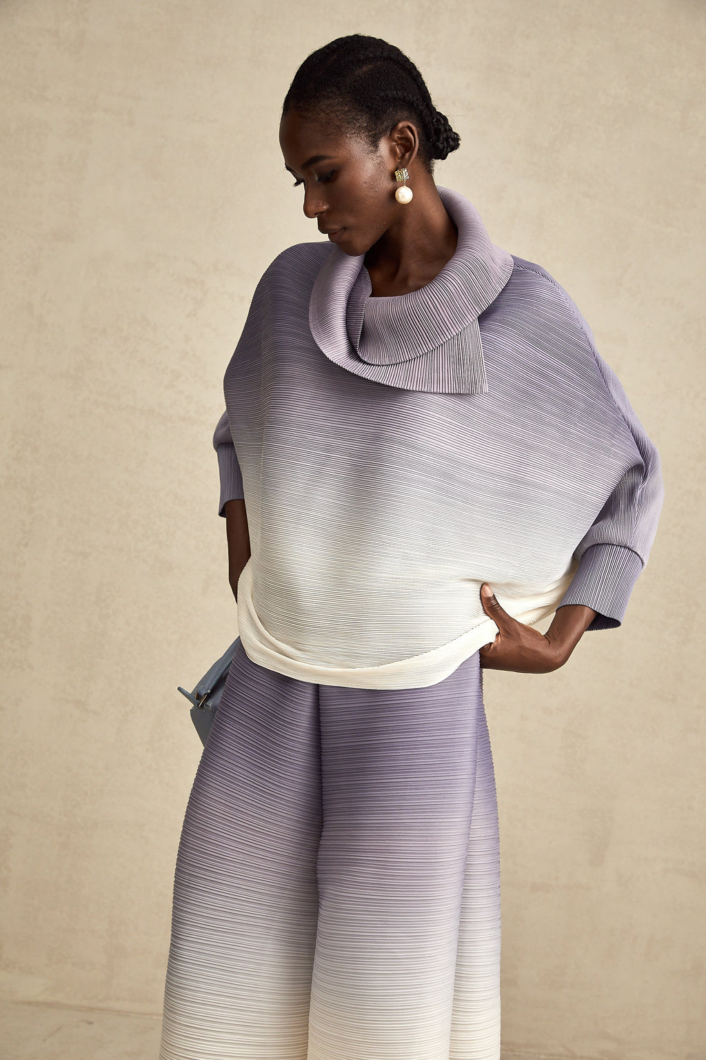 Conjunto de blusa y pantalones a juego en degradado morado arrugado de la marca Final Sale, vista en la imagen.