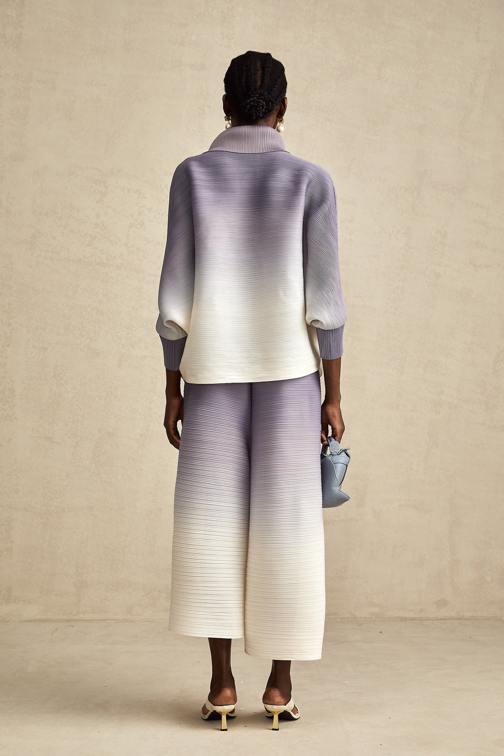 Conjunto de blusa y pantalones morados con degradado y textura arrugada de la marca Final Sale, estilo moderno y elegante.