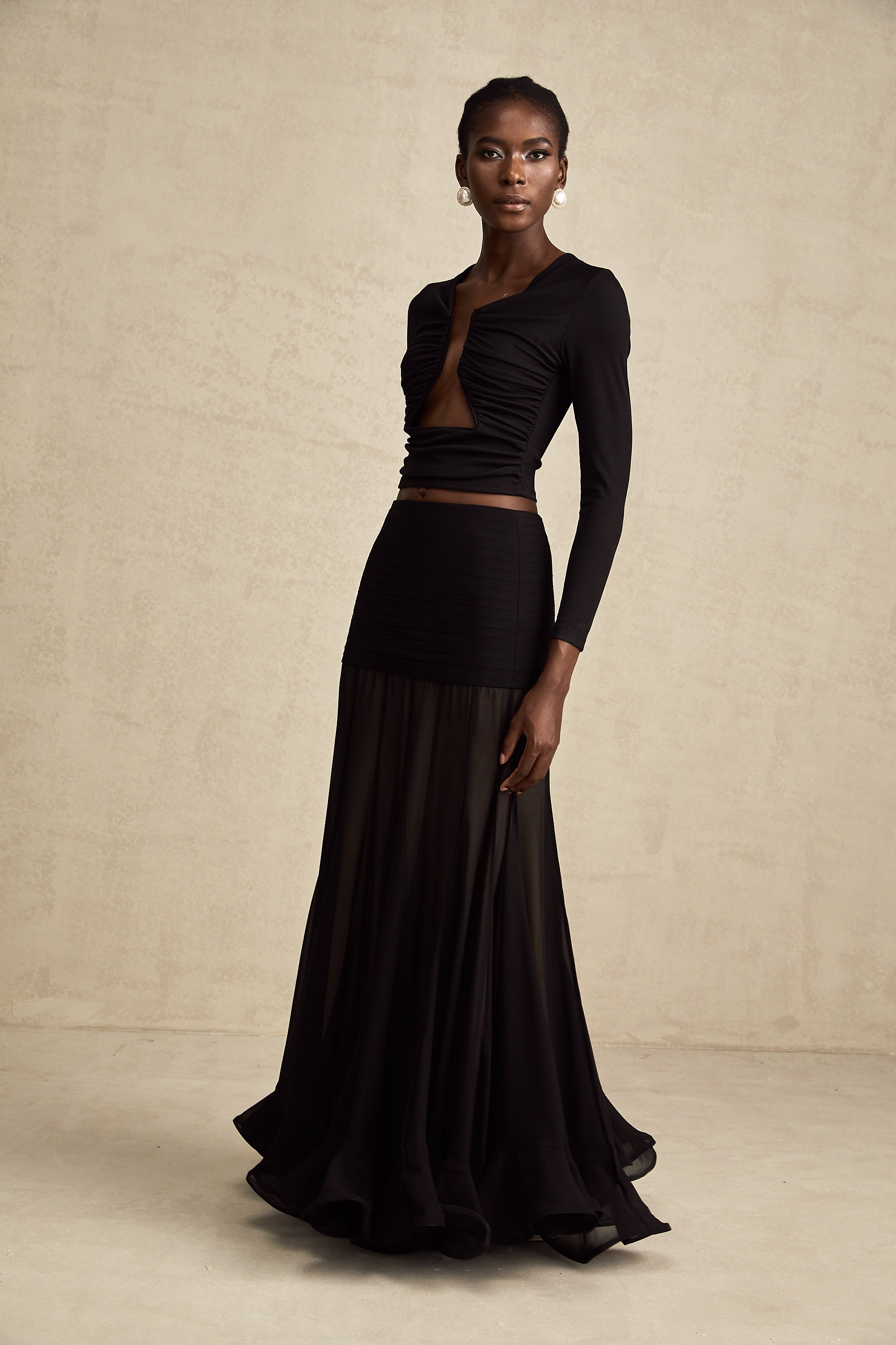 Blusa negra Anaïs de Final Sale con frente abierto y detalles fruncidos, vista en la imagen.
