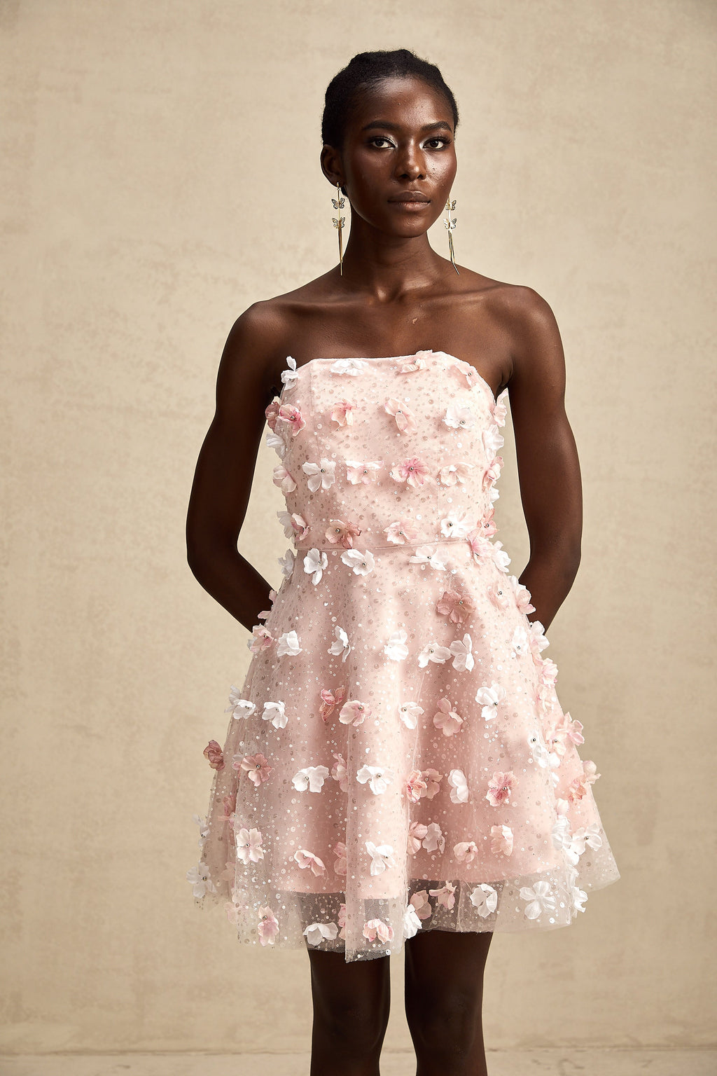 Vestido mini puffe con pétalos 3D de la marca Final Sale, diseño ligero y elegante para ocasiones especiales.