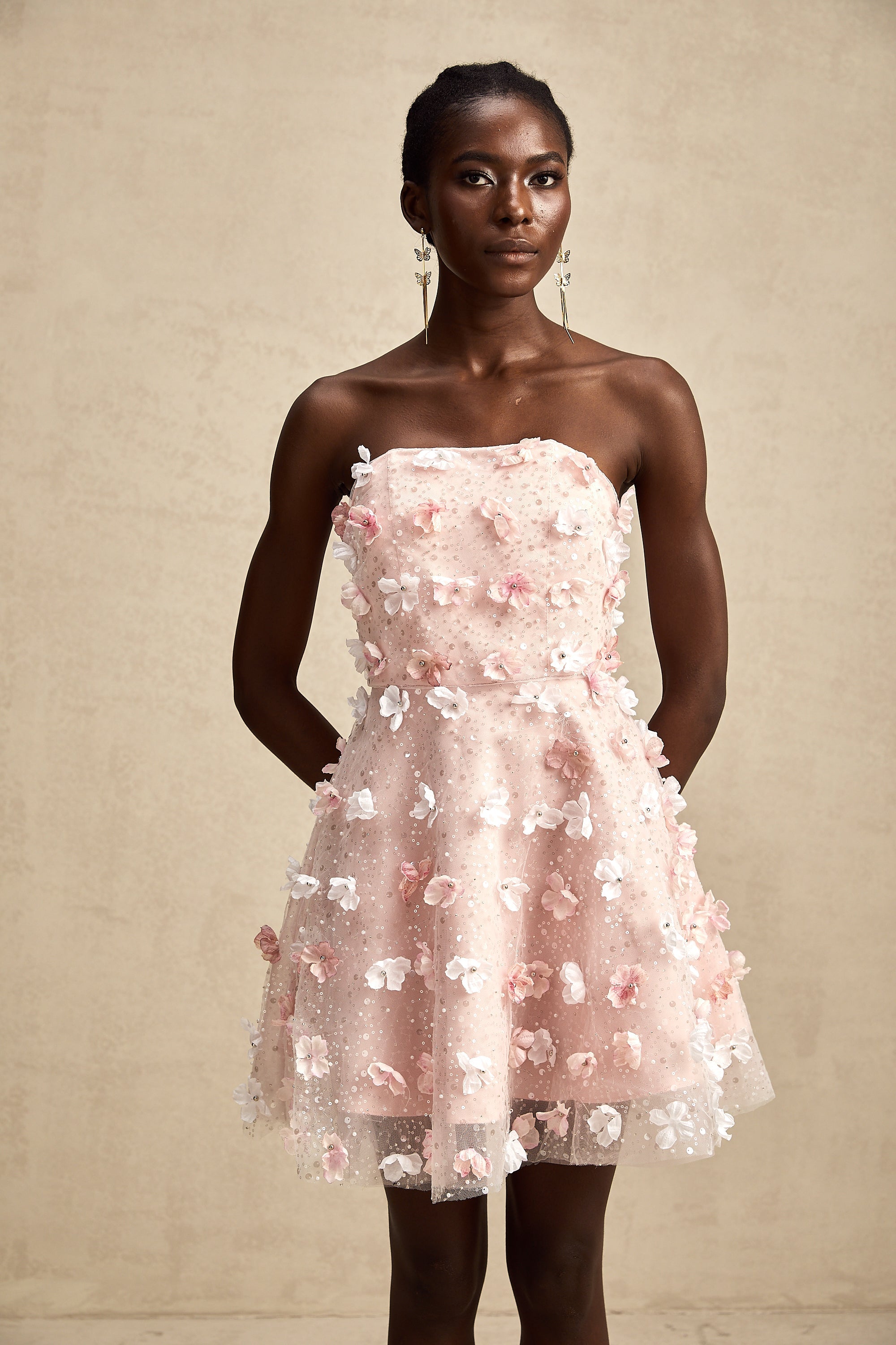 Vestido mini puffe con pétalos 3D de la marca Final Sale, diseño ligero y elegante para ocasiones especiales.