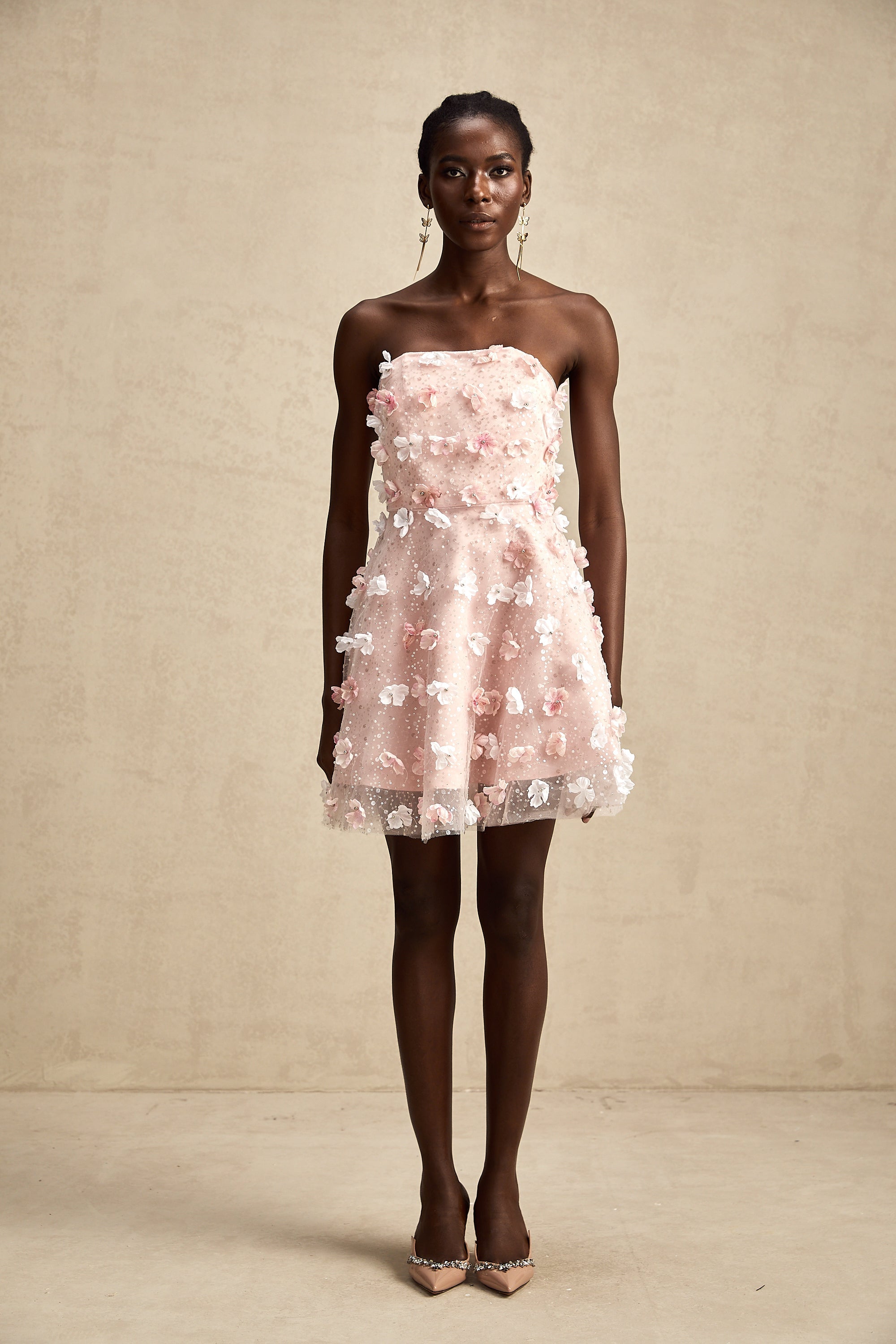 Vestido mini puffe de pétalos 3D Lilou, estilo ajustado y moderno en color vibrante, para ocasiones especiales.