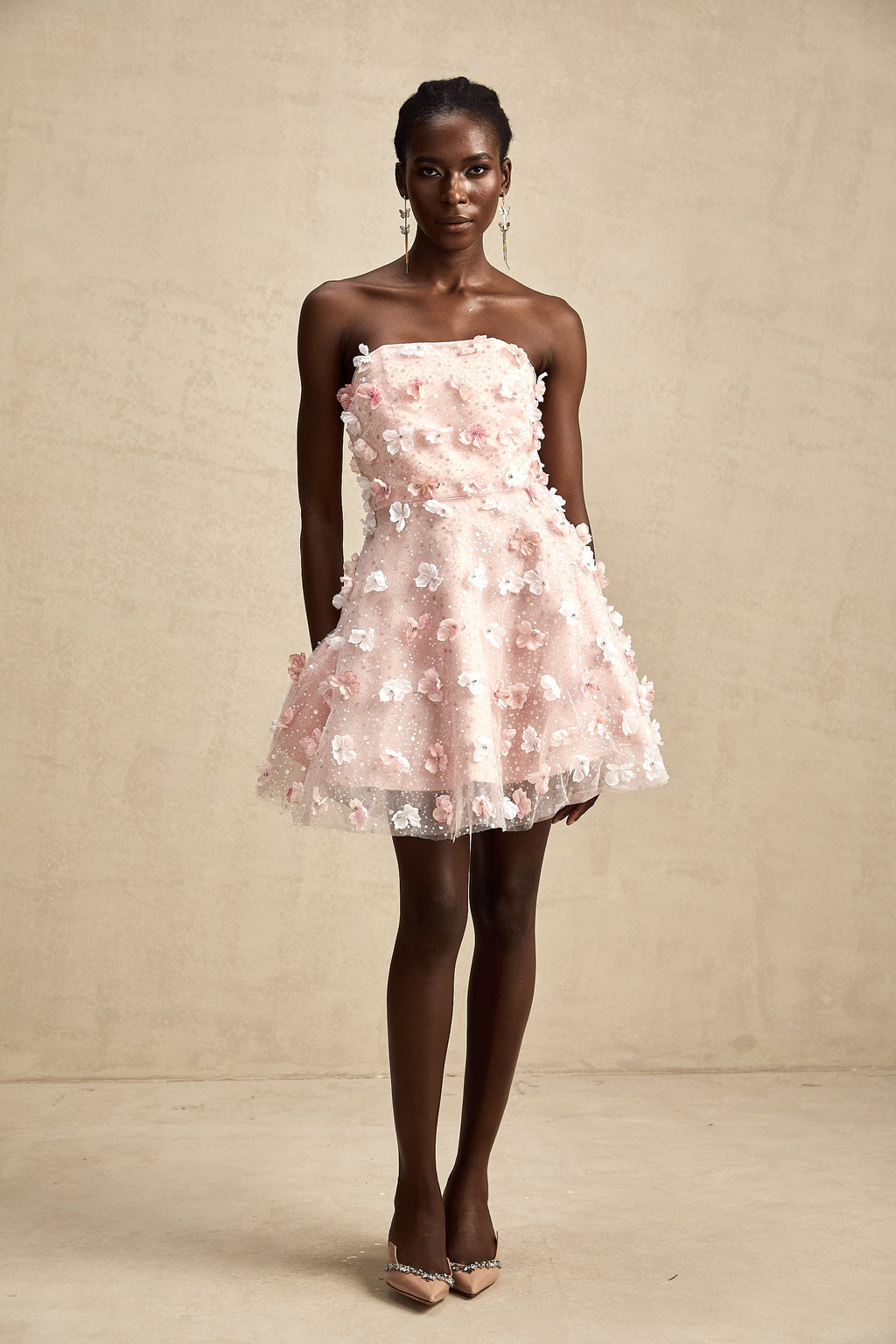 Vestido mini puffier de pétalos 3D Lilou de Final Sale, estilo elegante y moderno en color vibrante.