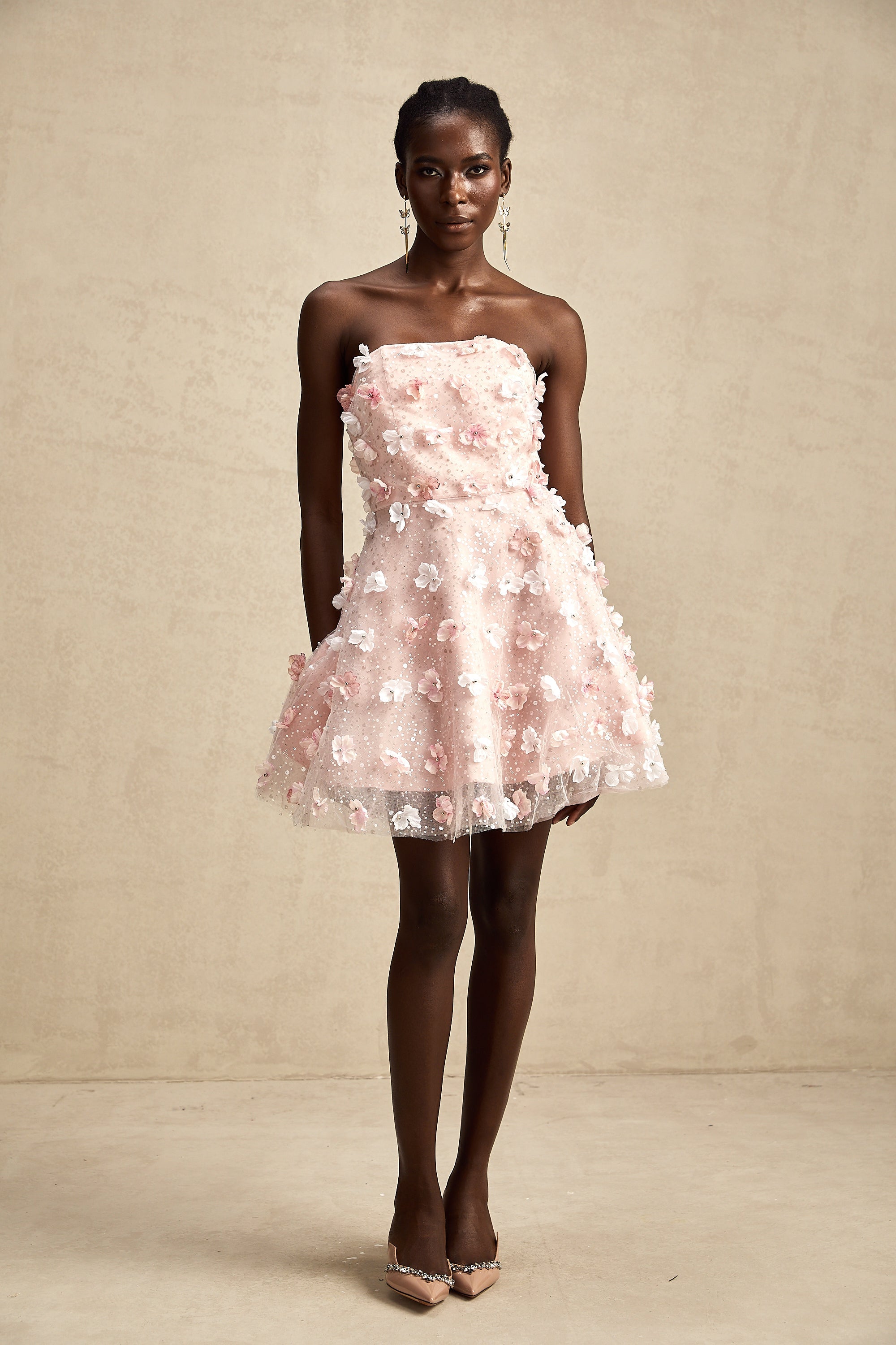 Vestido mini puffier de pétalos 3D Lilou de Final Sale, estilo elegante y moderno en color vibrante.