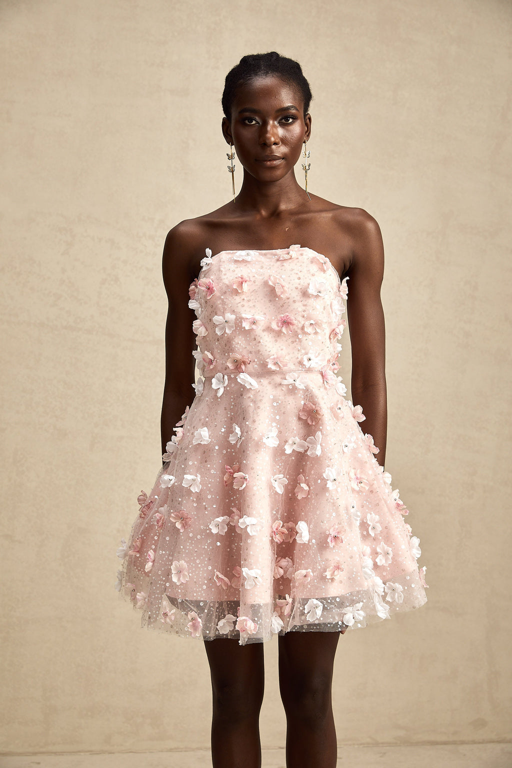 Vestido mini con pétalos 3D y volumen de la marca Final Sale, en color puffy, diseño moderno y elegante.