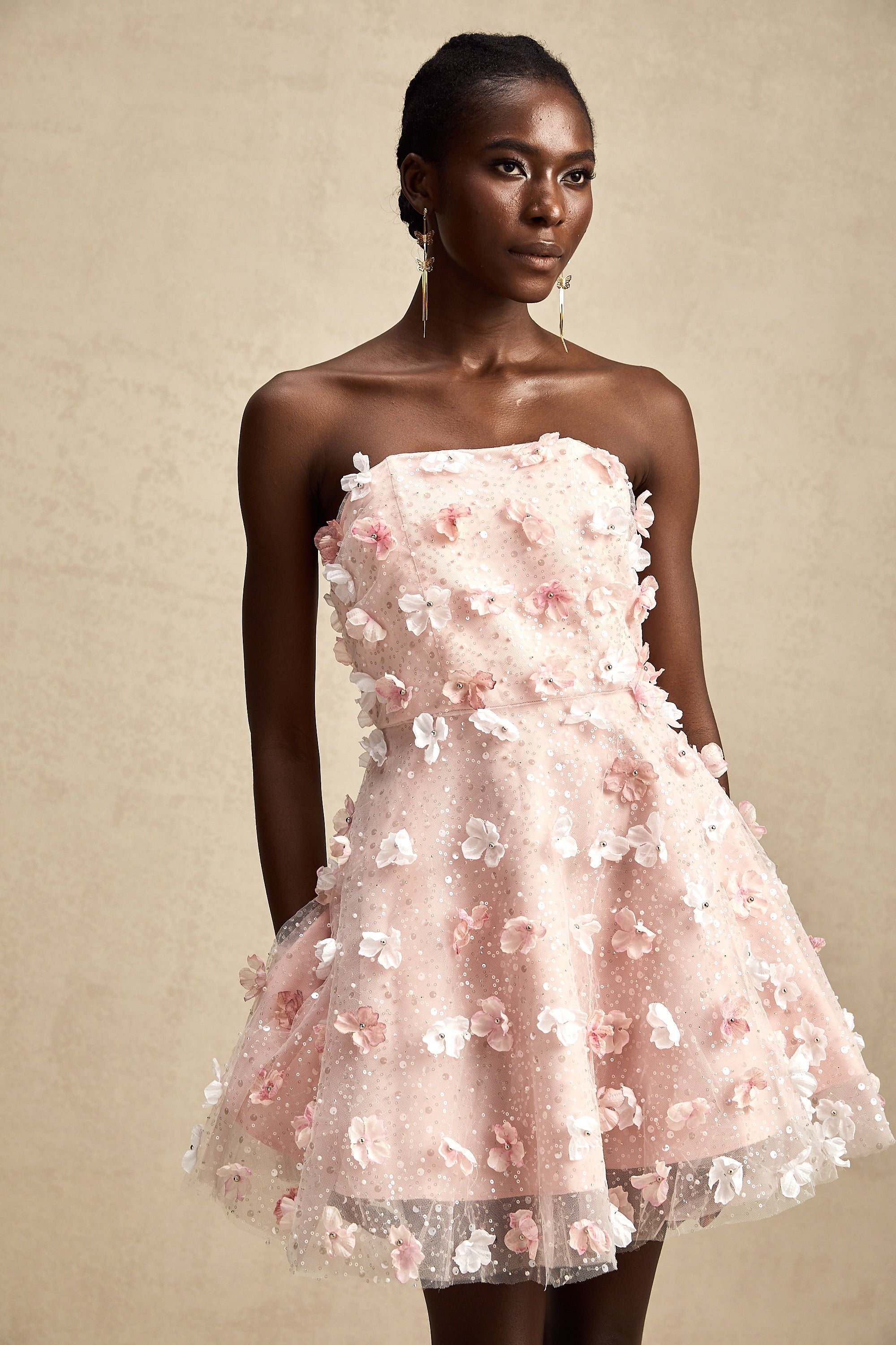 Vestido mini puffe con pétalos 3D Lilou, estilo elegante y moderno, en color lila, para ocasiones especiales.