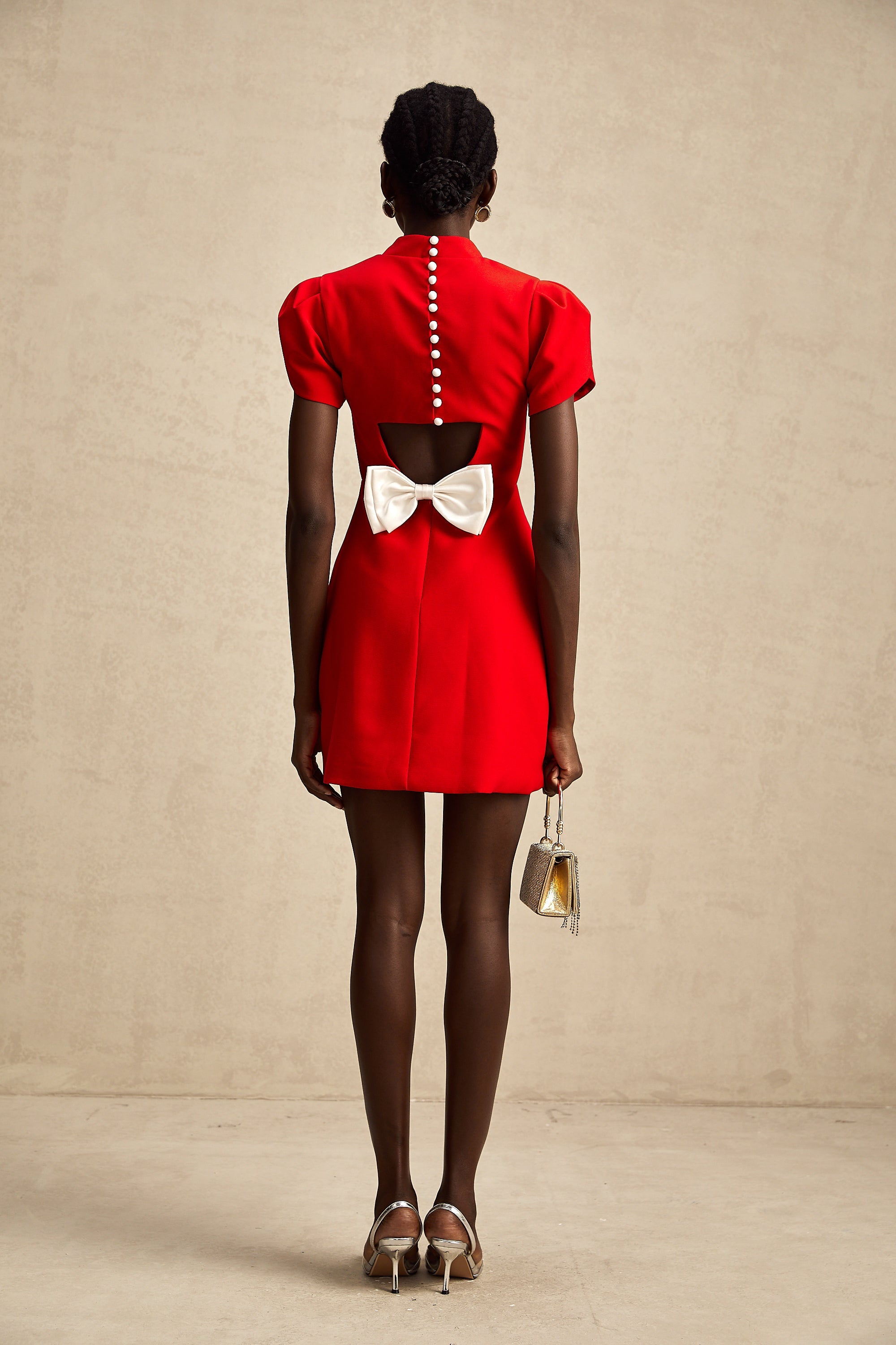 Vestido mini rojo con mangas de pétalos, nudo en la cintura y corte en los hombros, de la marca Final Sale.