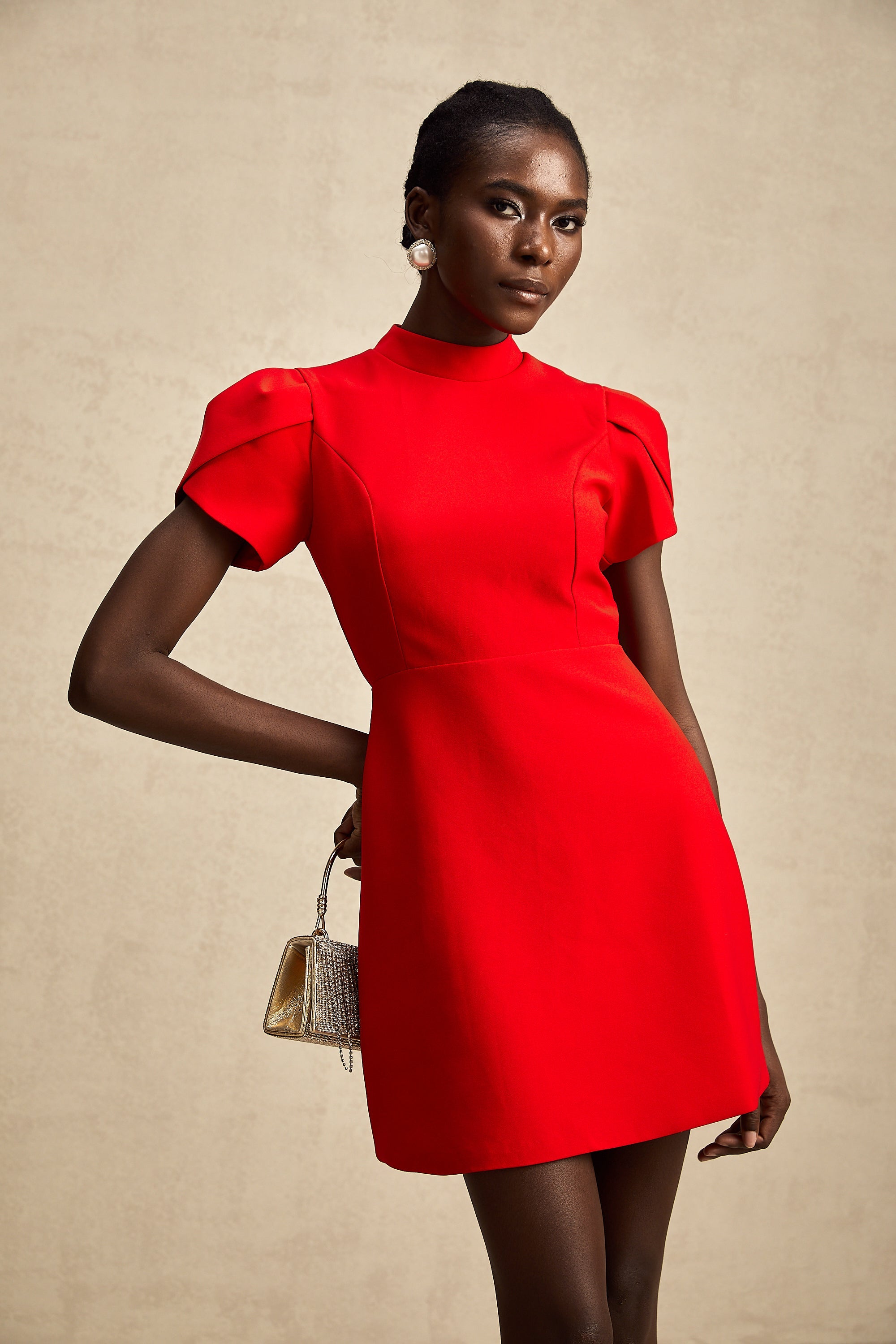 Vestido mini rojo con mangas de pétalos y lazo en el escote, de la marca Final Sale, para mujer, vista en la imagen.