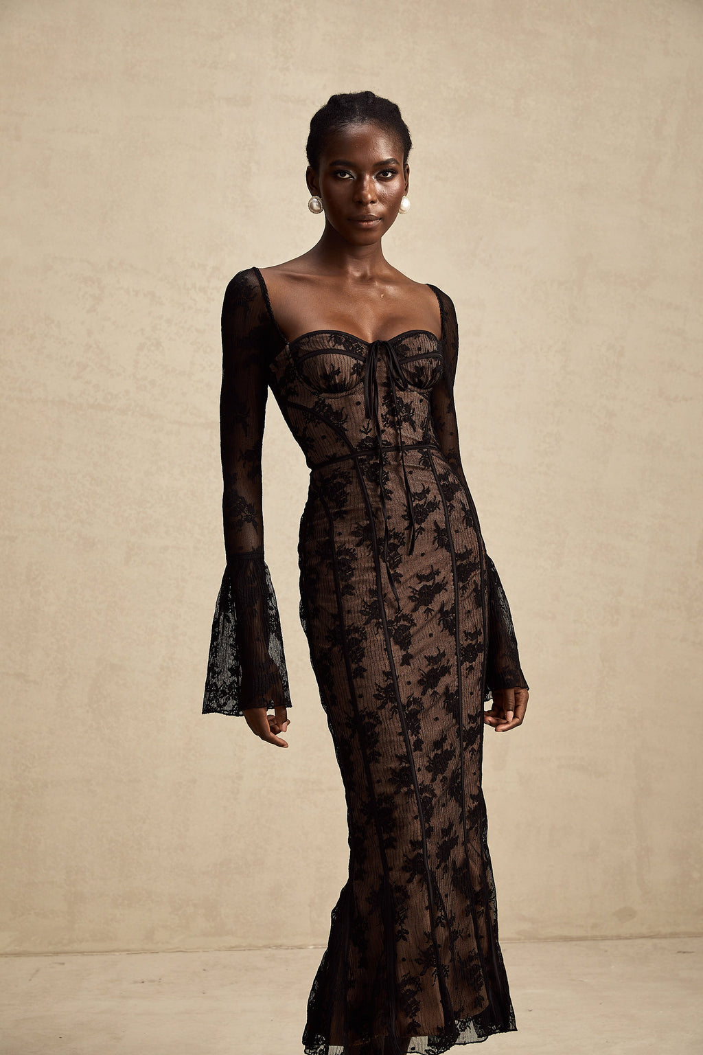 Vestido largo negro con falda acampanada de encaje de la marca Final Sale, mostrando detalles de encaje y estilo elegante.