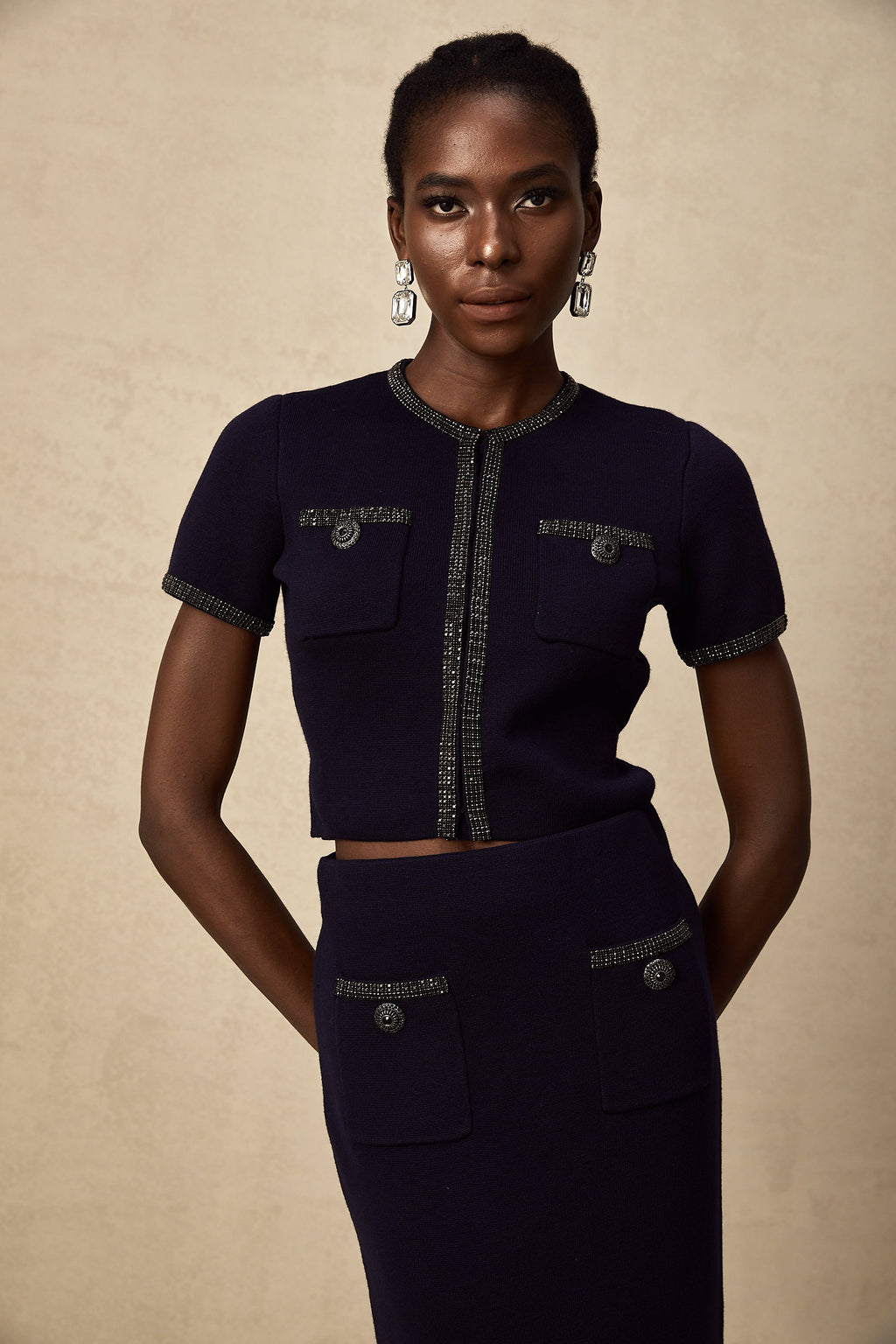Conjunto a rayas con top y falda de punto acanalado con adornos de Aïda, en tonos neutros, para un estilo elegante y moderno.