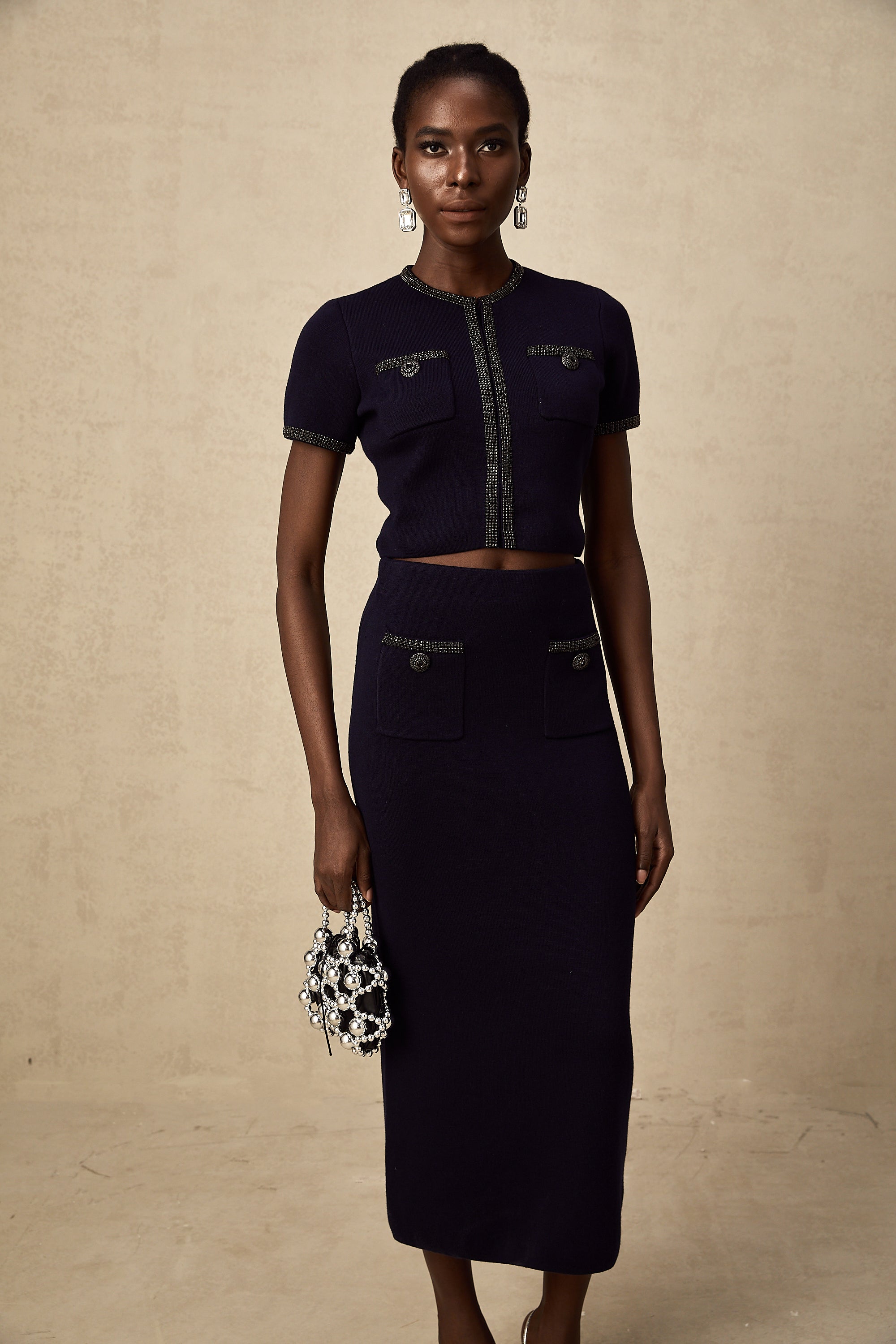 Conjunto de top y falda de punto con bordados Aïda, de color neutro, de la marca Final Sale, en estilo moderno y elegante.