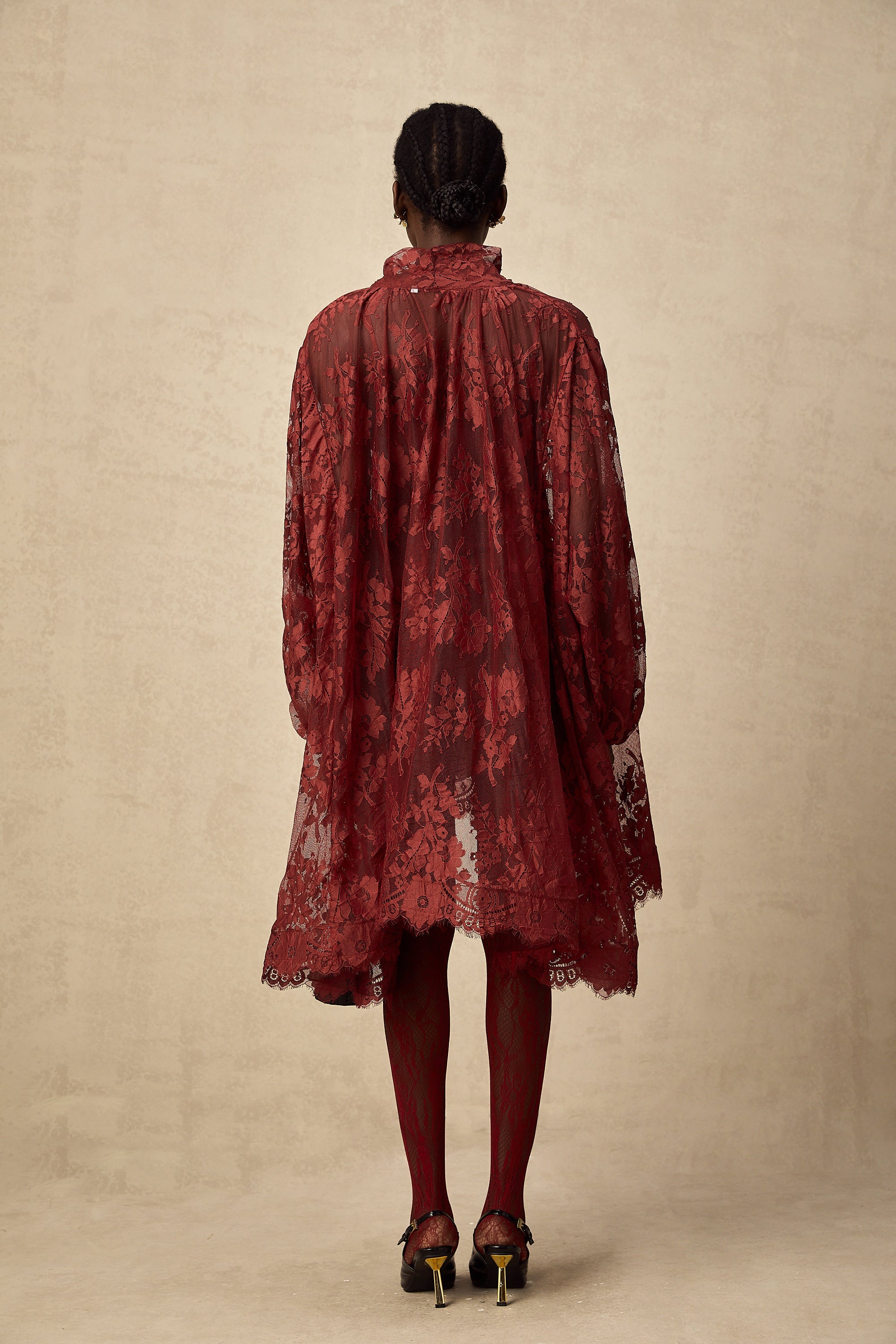 Vestido oversize rojo con encaje chantilly y diseño amplio, de la marca Final Sale, en estilo elegante y moderno.