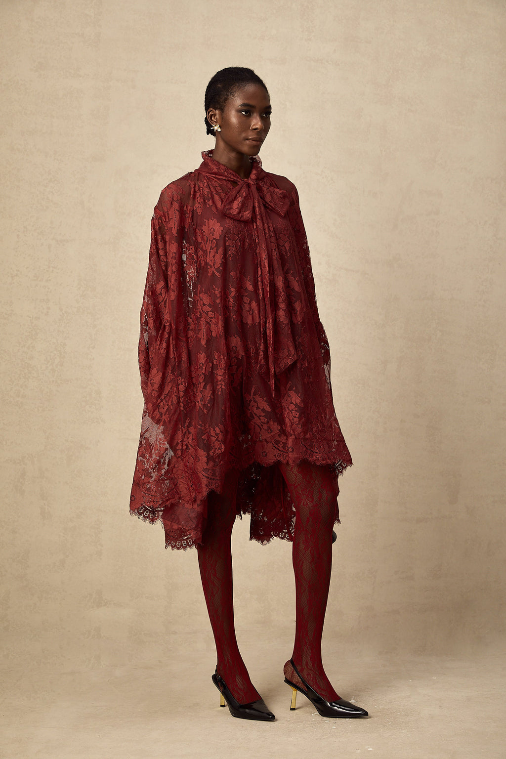 Vestido oversize rojo con encaje de encaje chantilly de la marca Final Sale, con diseño amplio y detalles delicados.