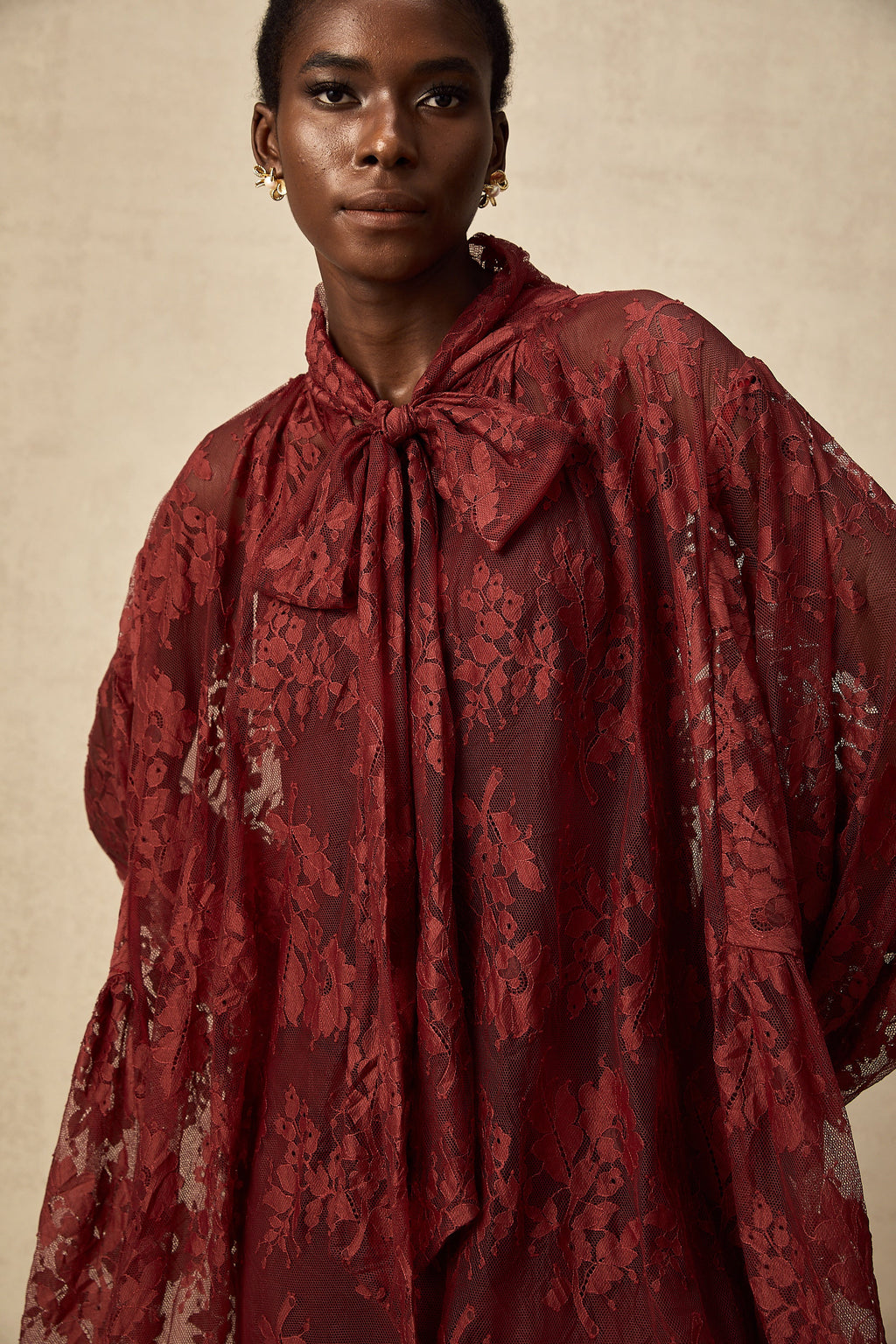 Vestido Oversize rojo con encaje de chantilly de la marca Final Sale, con diseño amplio y detalles elegantes.