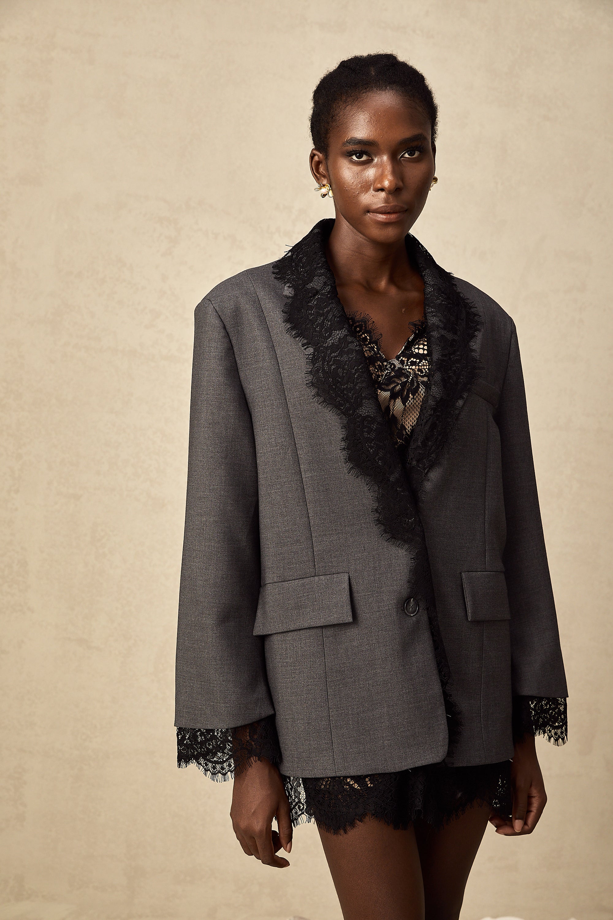 Blazer gris con paneles de encaje de la marca Final Sale, estilo elegante y moderno para mujer.