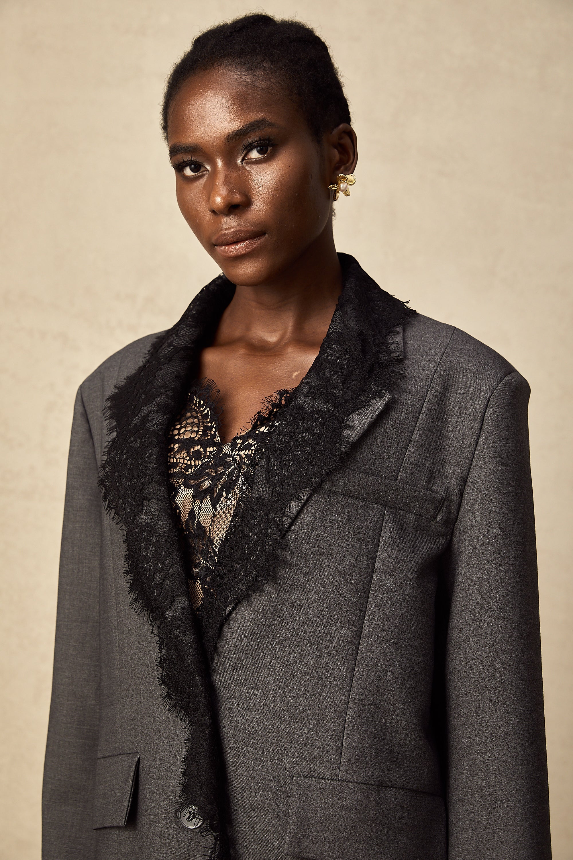Blazer gris con panel de encaje de la marca Final Sale, estilo elegante y moderno para mujer.