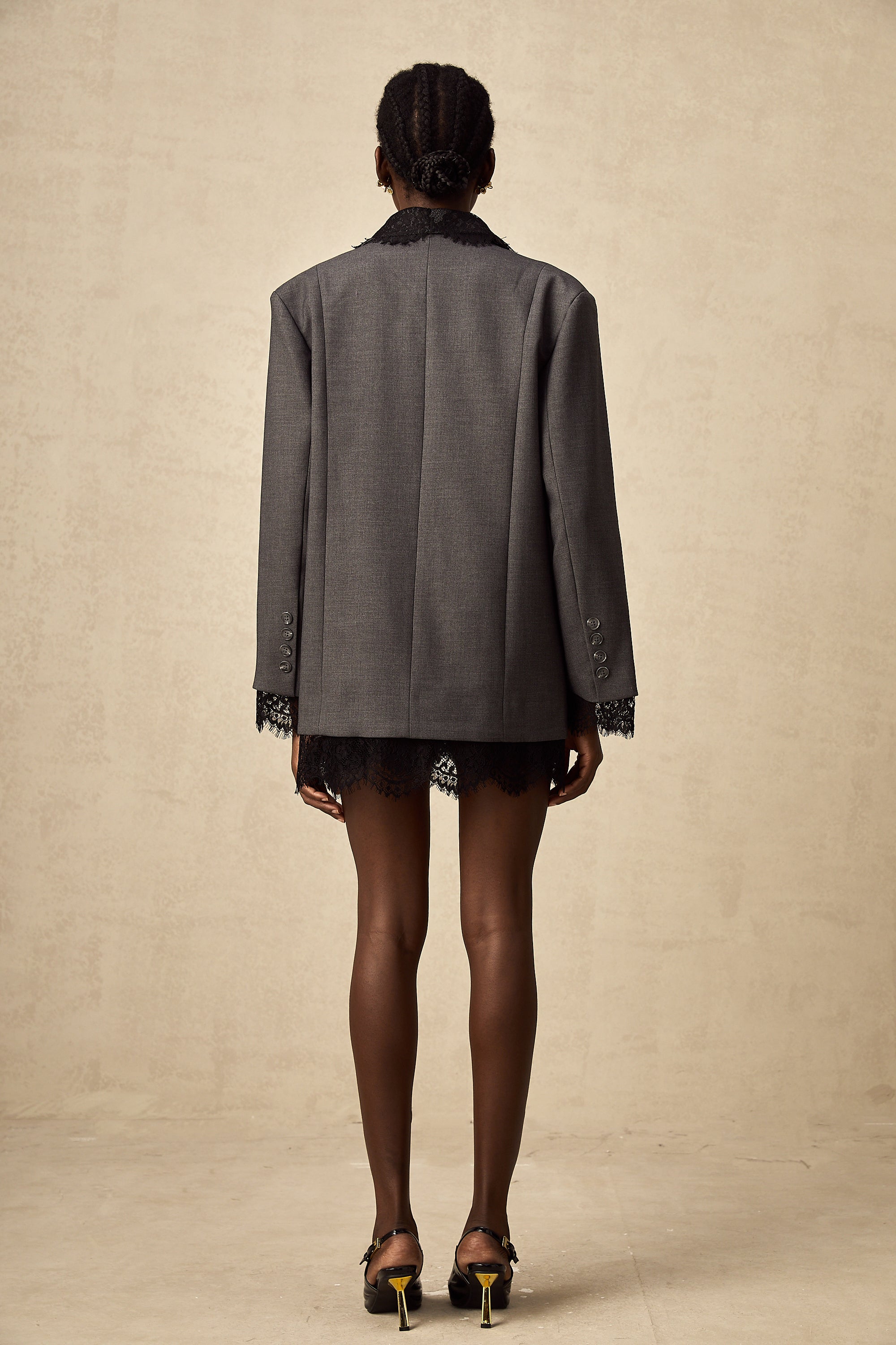 Blazer gris con paneles de encaje de la marca Final Sale, vista frontal, estilo elegante para mujer.