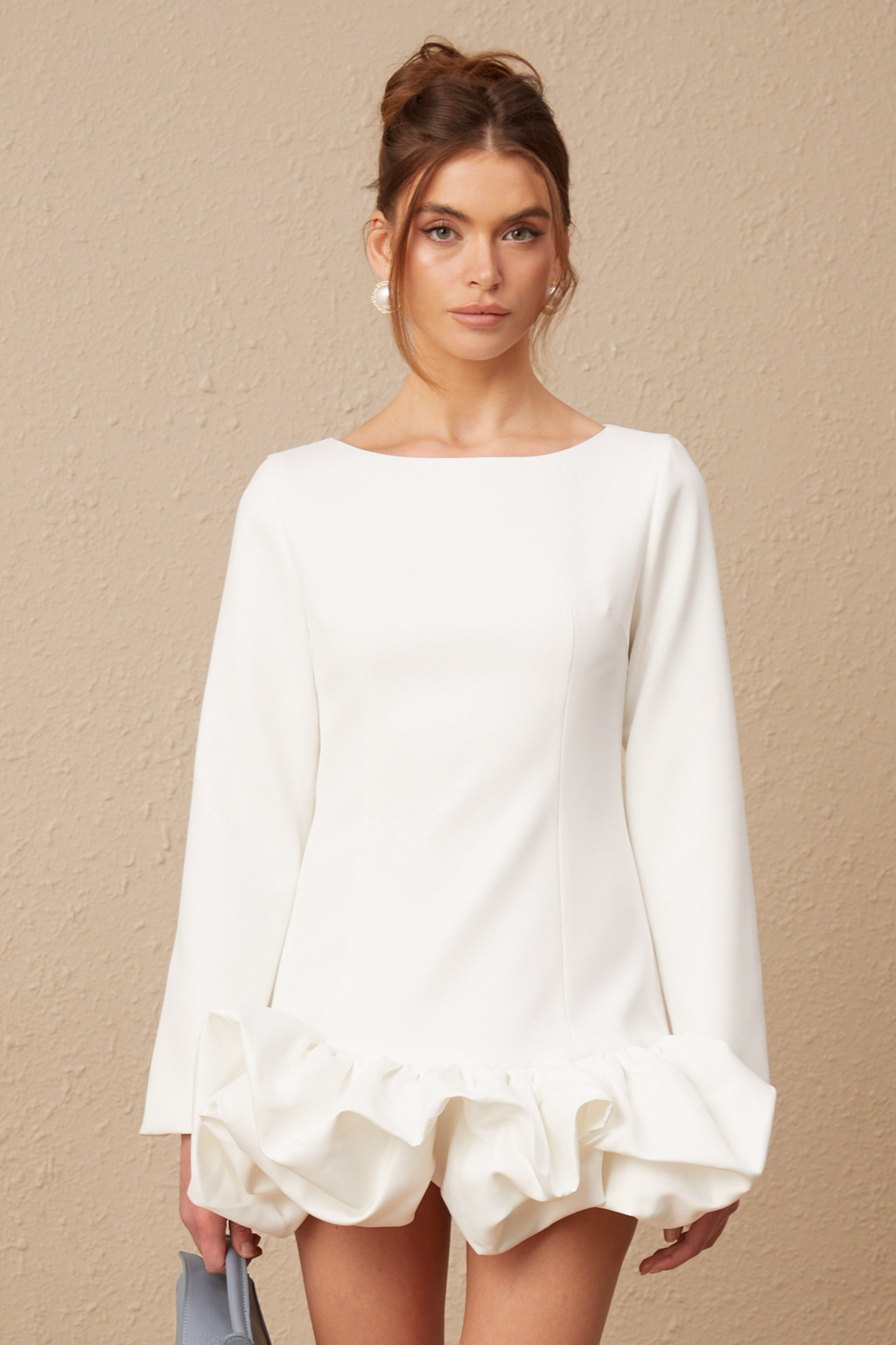 Vestido mini con falda de burbujas Elodie en color blanco, de la marca Final Sale, mostrado en una imagen de estilo moderno.