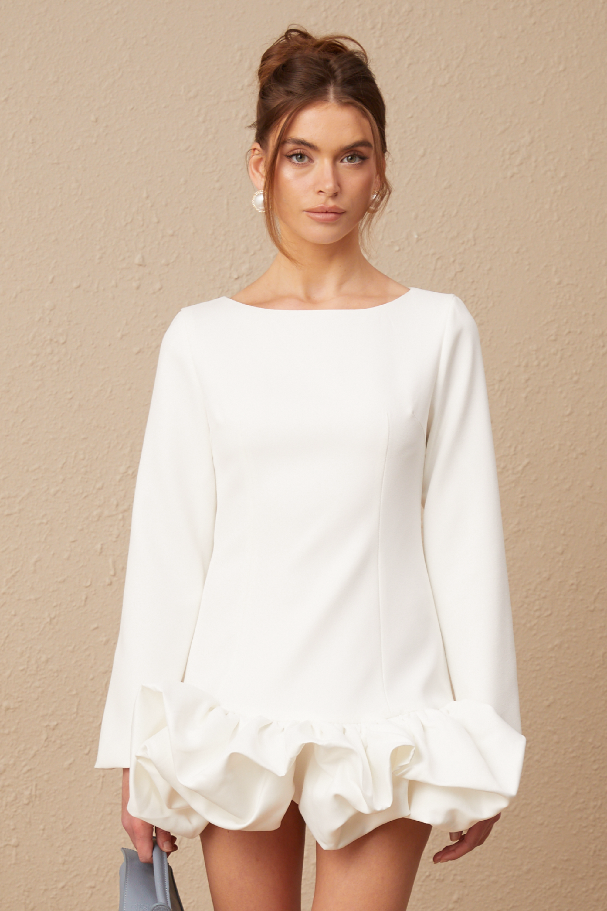Vestido mini con falda de burbujas Elodie en color blanco, de la marca Final Sale, mostrado en una imagen de estilo moderno.