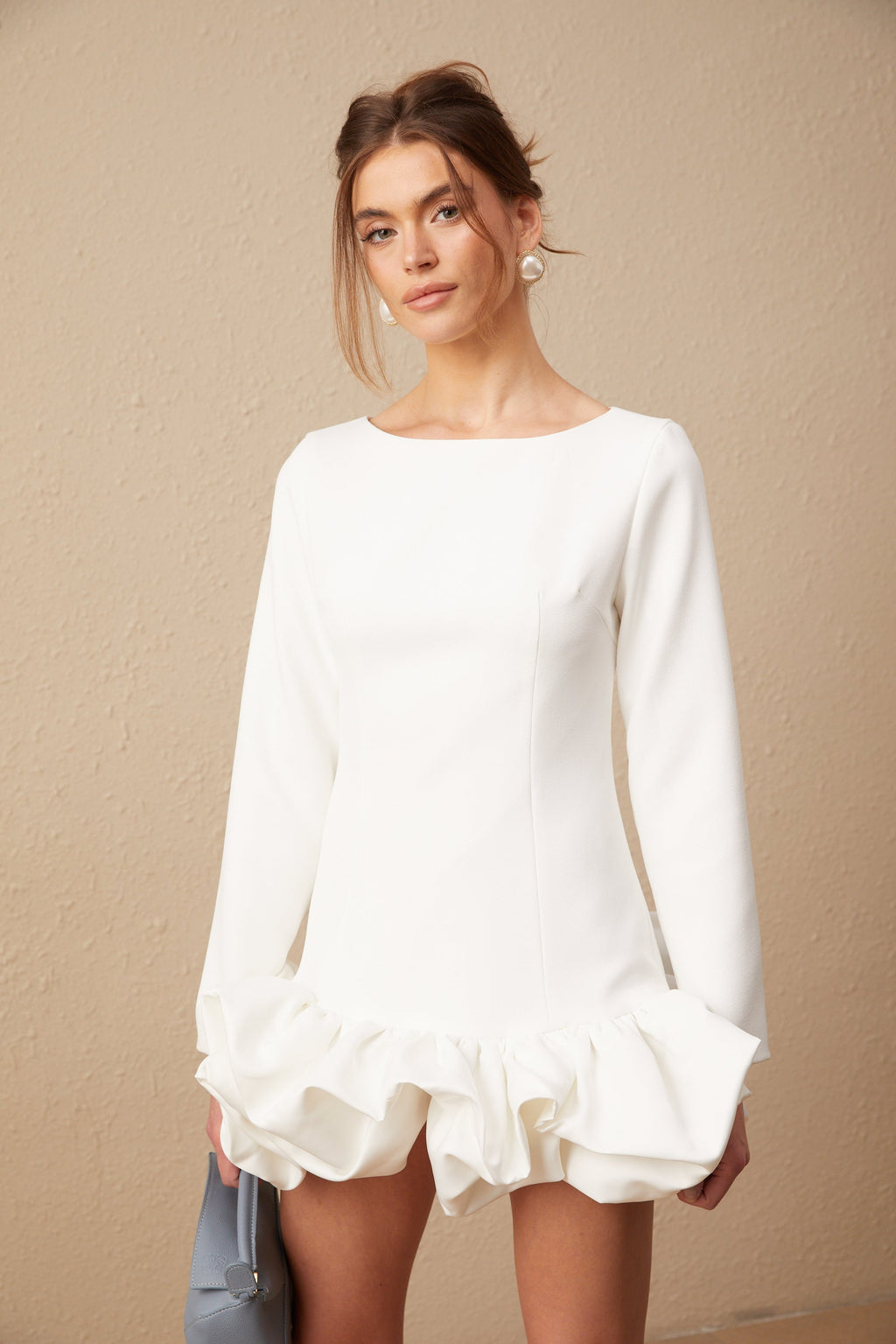 Vestido mini de falda de burbujas Elodie en color blanco, con diseño elegante y estilo moderno, de la marca Final Sale.