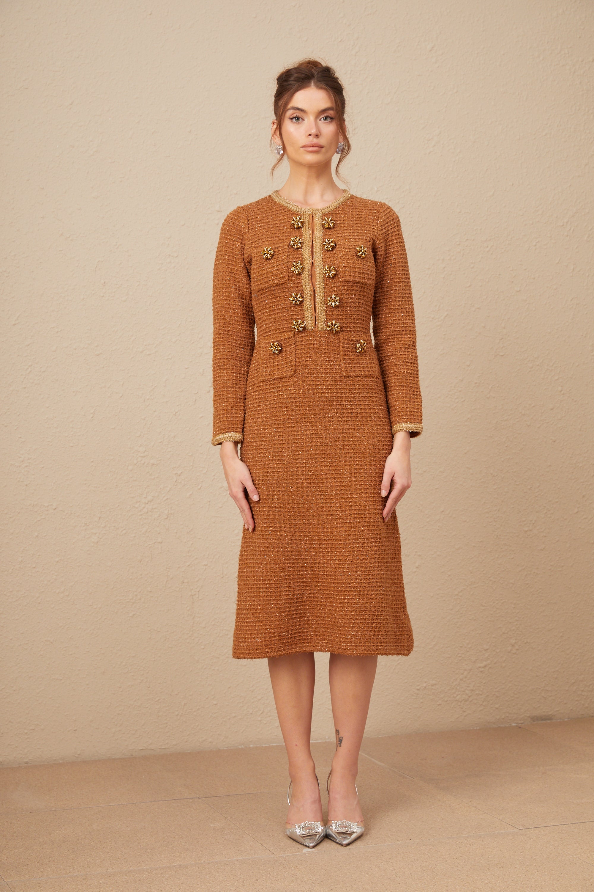 Vestido de tweed marrón con borde trenzado de la marca Final Sale, estilo elegante y clásico para ocasiones formales.