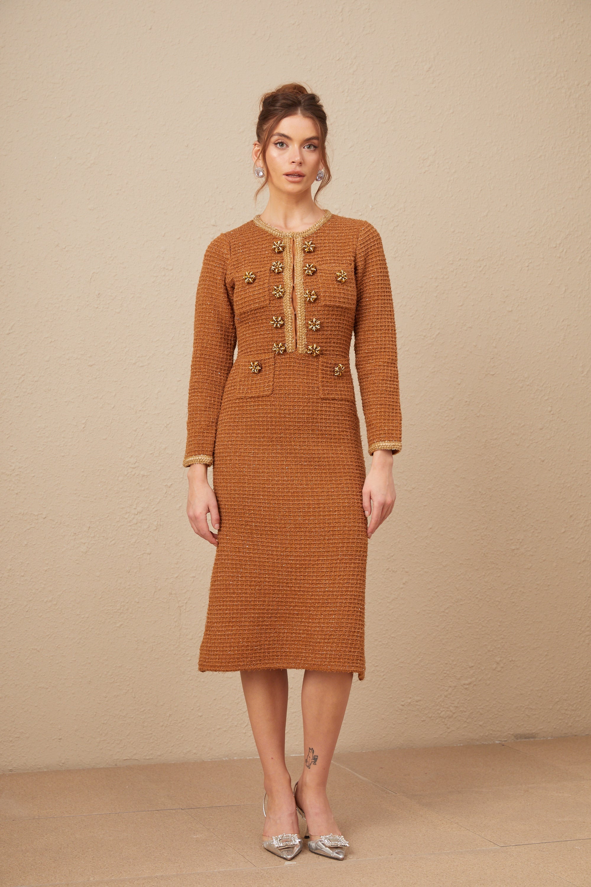 Vestido de tweed marrón con borde trenzado de la marca Final Sale, con diseño elegante y detalles en la tela.