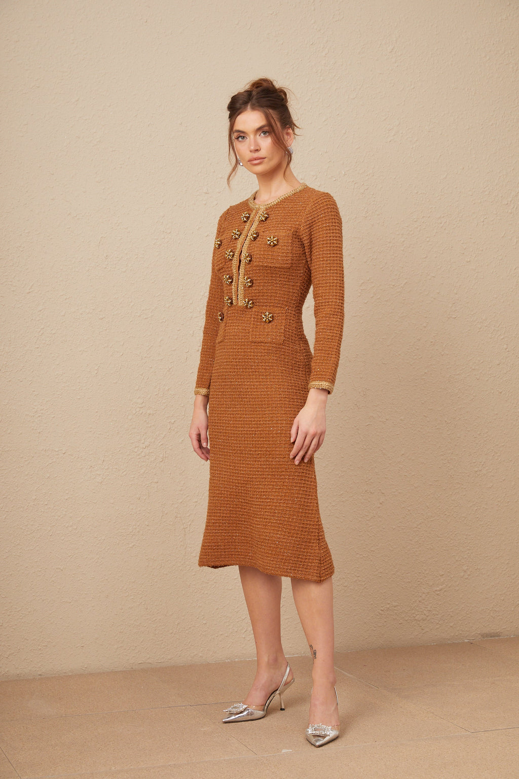 Vestido midi de tweed en marrón con borde trenzado de la marca Final Sale, con diseño elegante y detalles en el tejido.