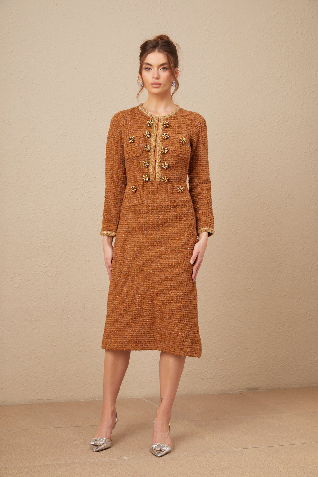 Vestido de tweed marrón con borde trenzado de la marca Final Sale, muestra el diseño elegante y detalles de la prenda.