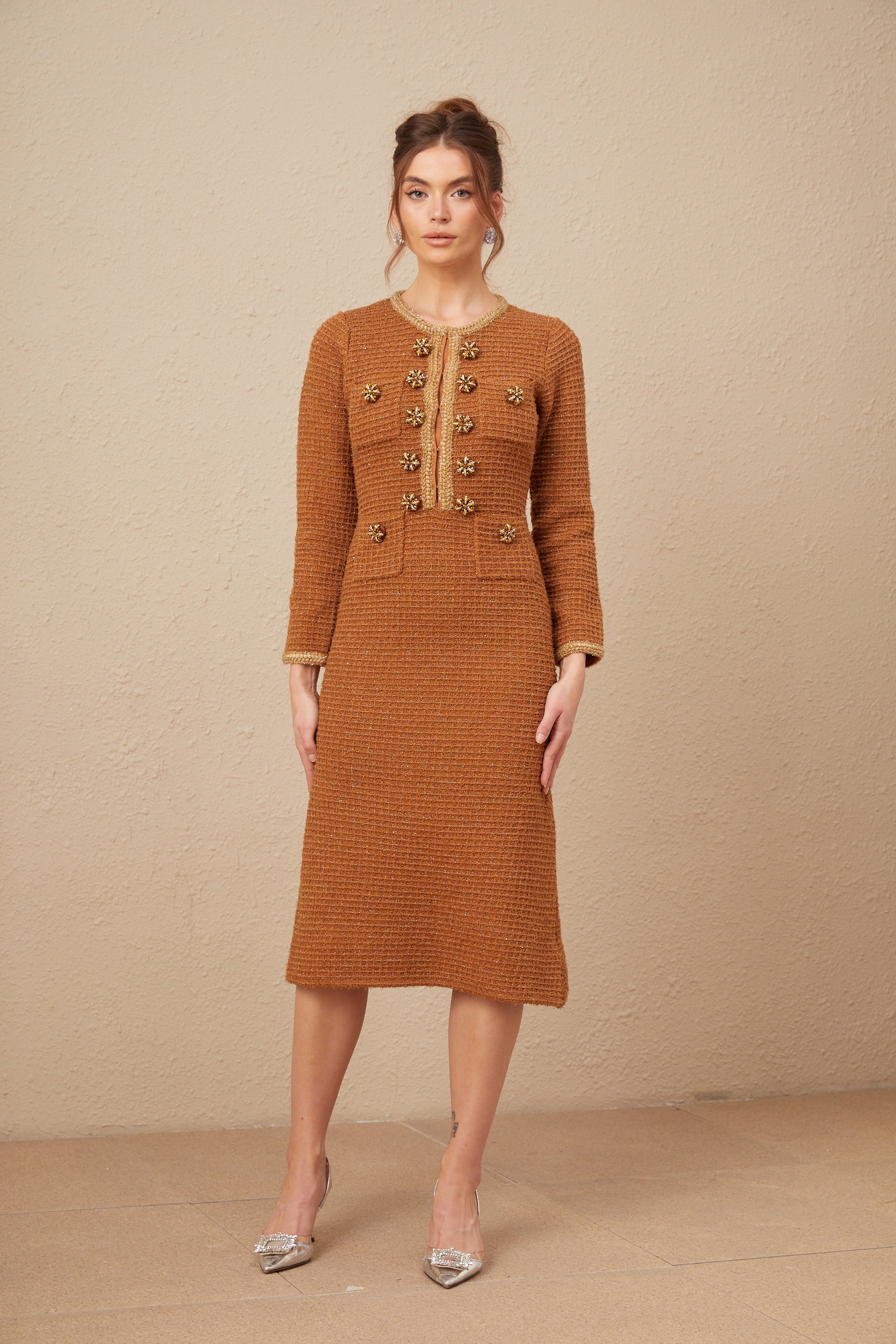 Vestido de tweed marrón con borde trenzado de la marca Final Sale, muestra el diseño elegante y detalles de la prenda.
