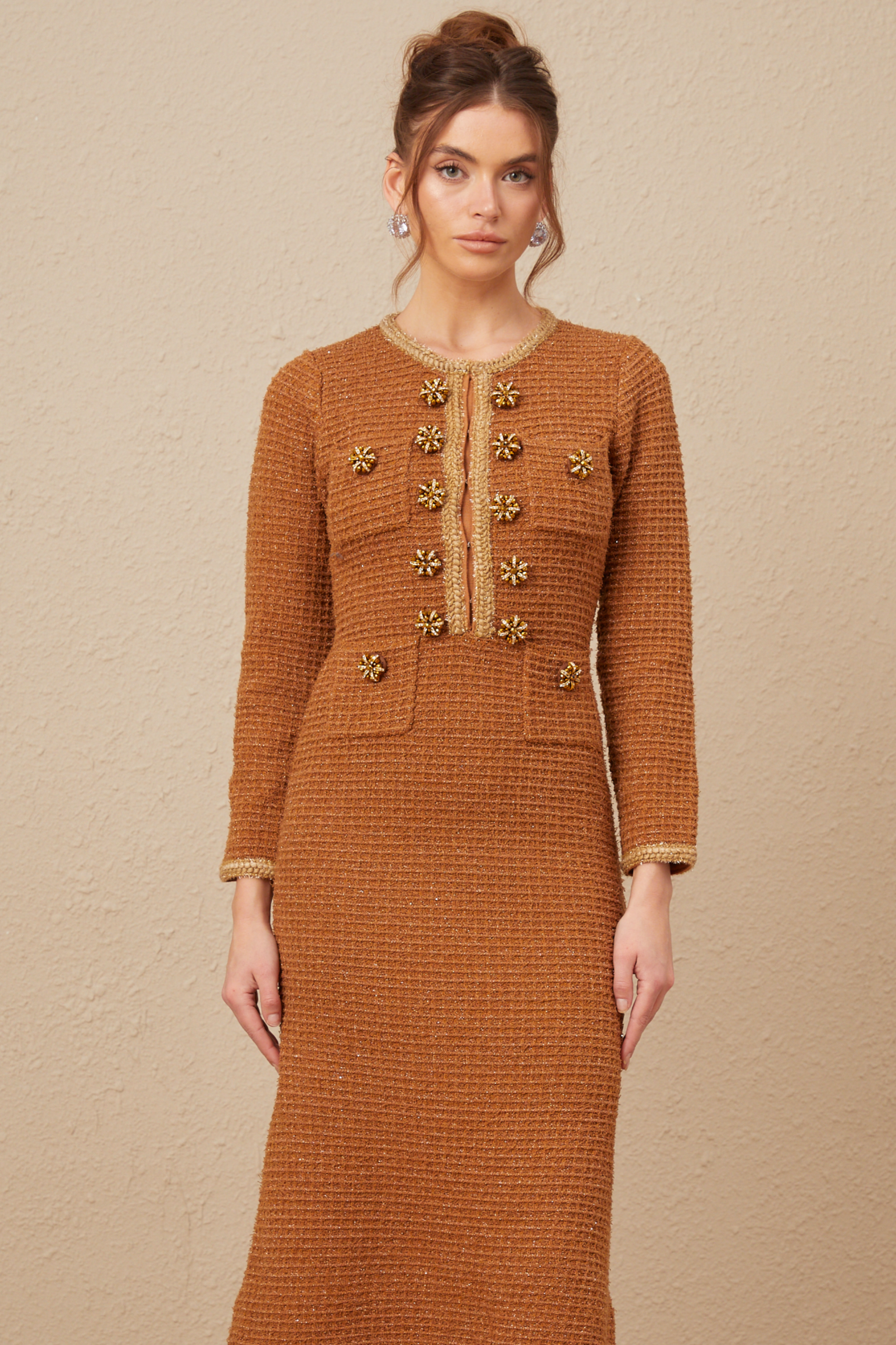 Vestido de tweed marrón con borde trenzado de la marca Final Sale, con diseño elegante y detalles en la tela.