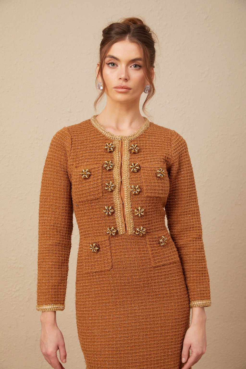 Vestido de tweed marrón con borde trenzado de la marca Final Sale, diseño elegante y clásico para ocasiones especiales.
