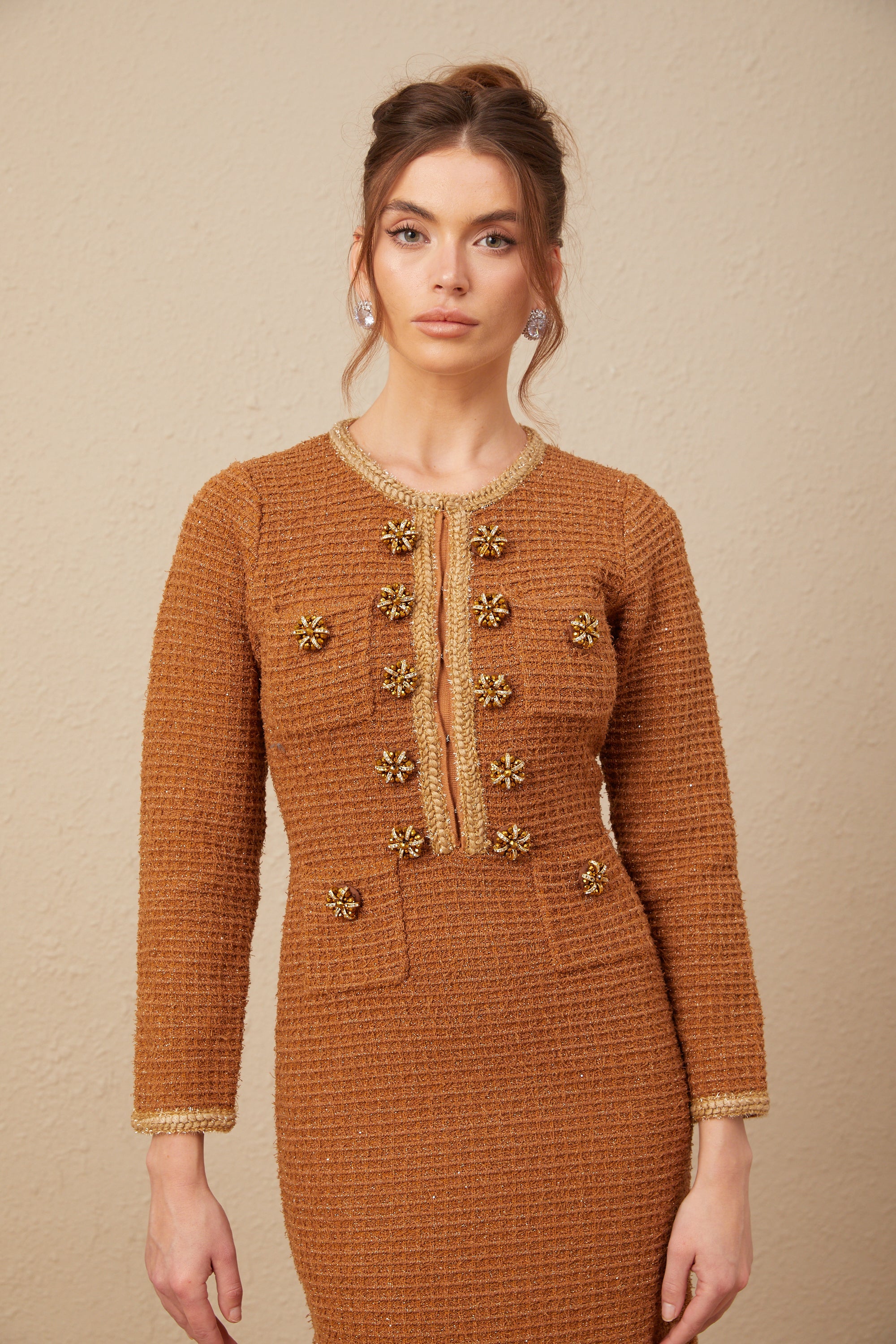 Vestido de tweed marrón con borde trenzado de la marca Final Sale, diseño elegante y clásico para ocasiones especiales.