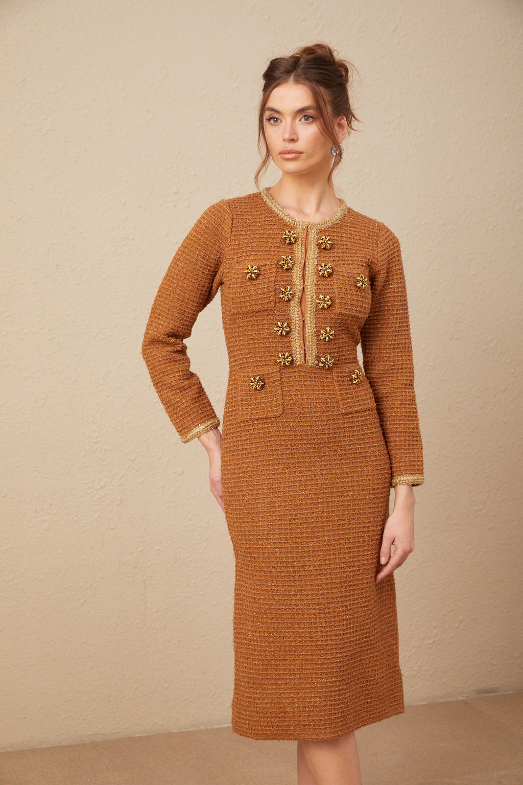 Vestido de tweed marrón con borde trenzado de la marca Final Sale, diseño elegante y clásico, vista frontal del vestido.