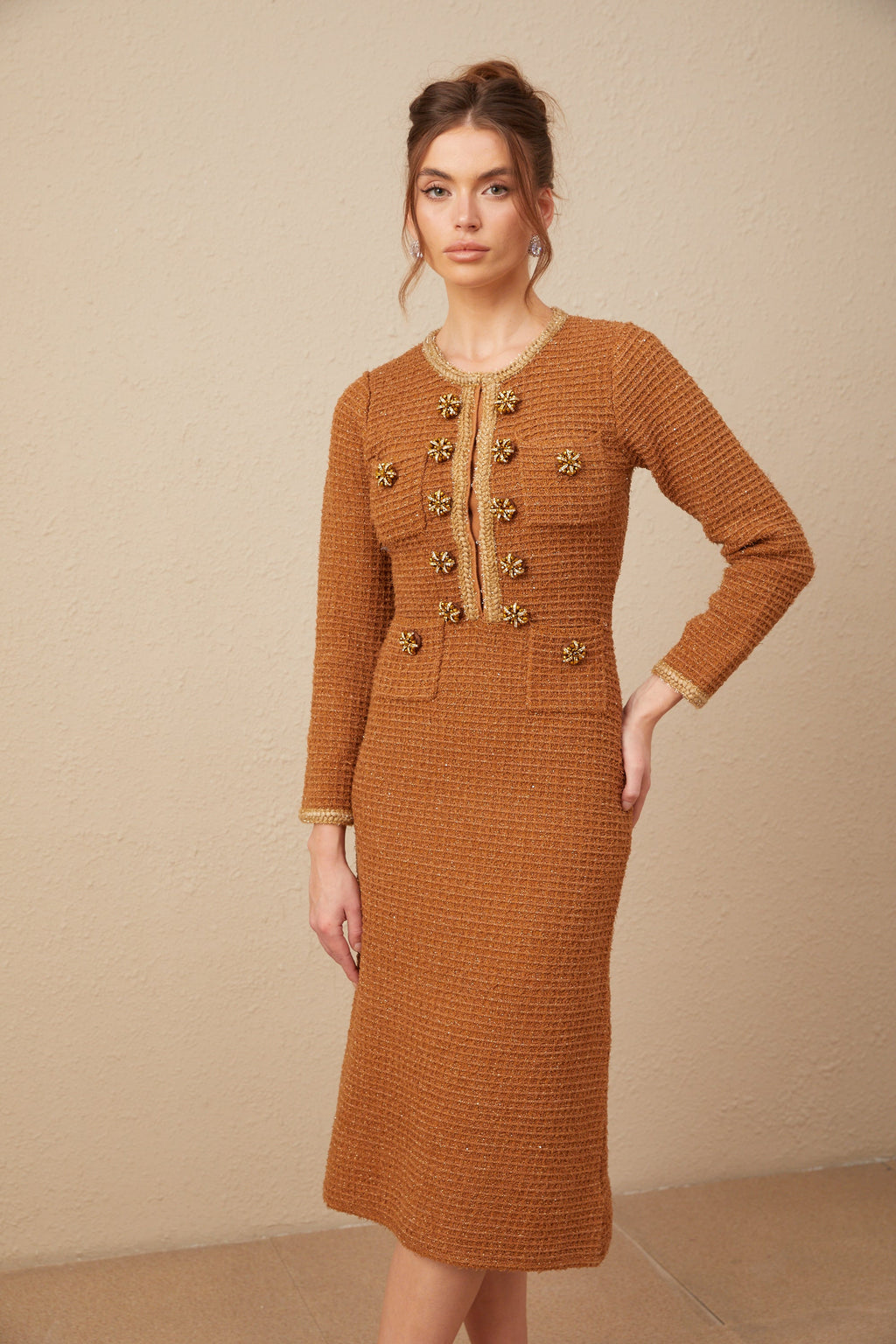 Vestido de tweed marrón con borde trenzado de la marca Final Sale, diseñado para un estilo elegante y clásico.