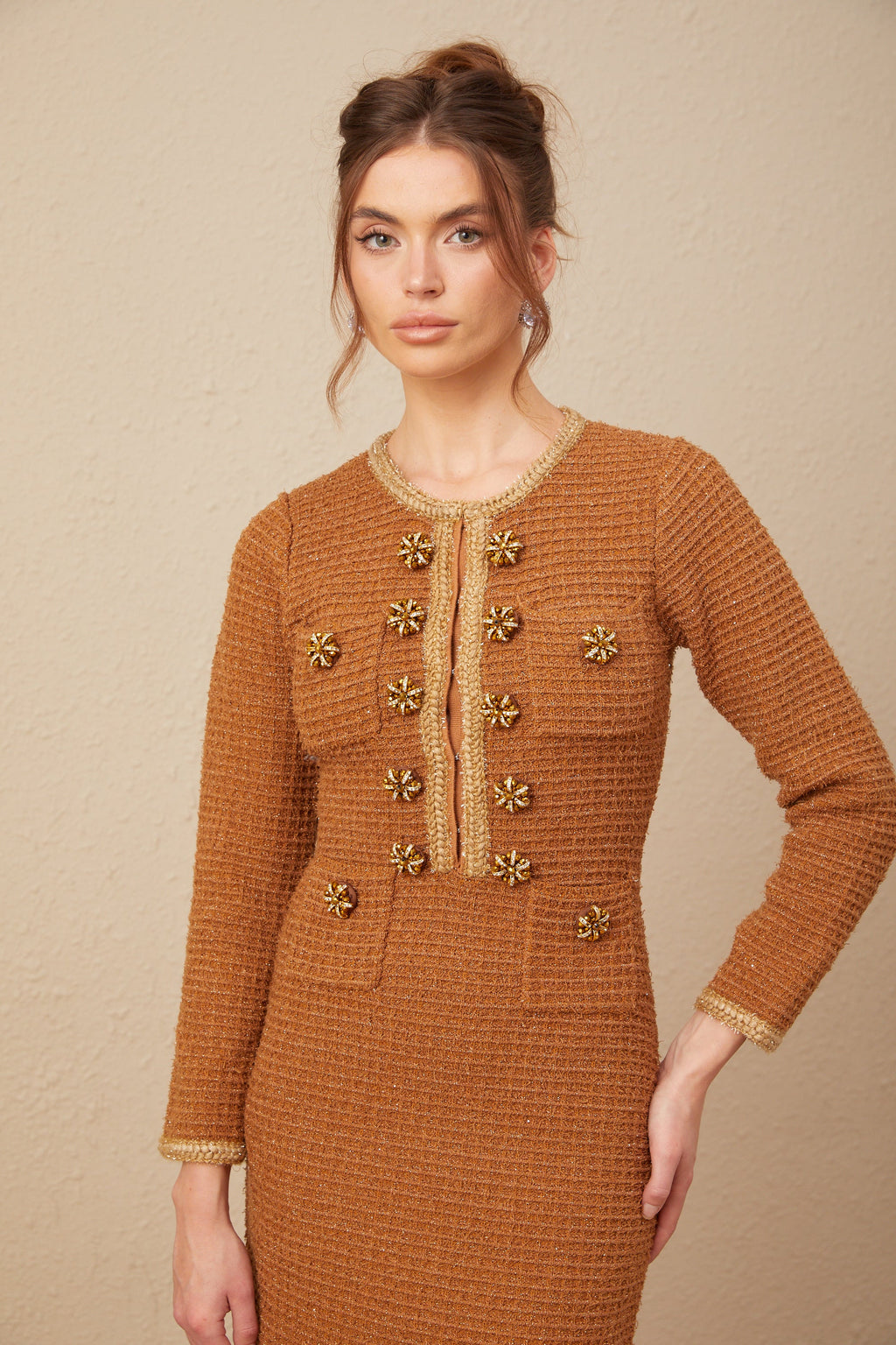 Vestido de tweed marrón con borde trenzado de la marca Final Sale, diseño elegante y clásico para ocasiones especiales.