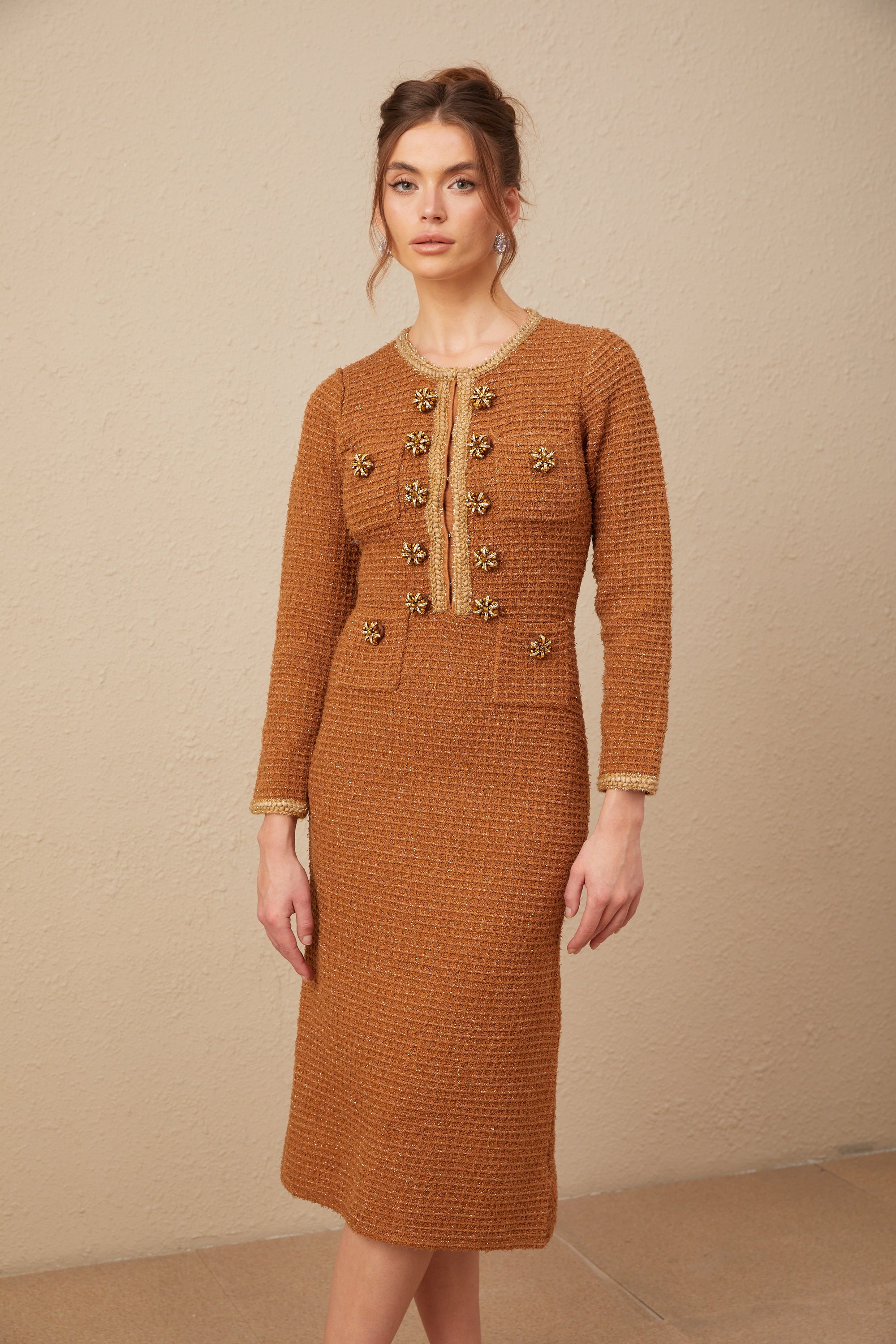 Vestido de tweed marrón con borde trenzado de la marca Final Sale, diseño elegante y clásico para ocasiones especiales.