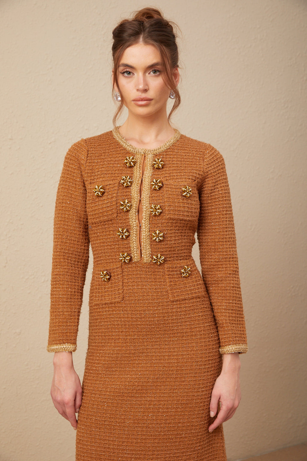 Vestido de tweed marrón con borde trenzado de la marca Final Sale, mostrado en la imagen.