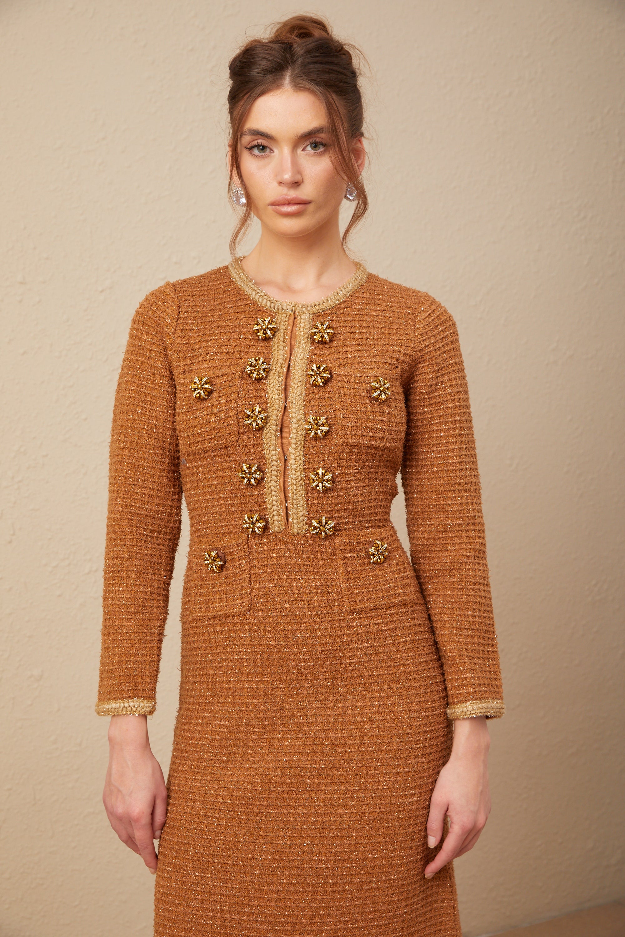 Vestido de tweed marrón con borde trenzado de la marca Final Sale, mostrado en la imagen.