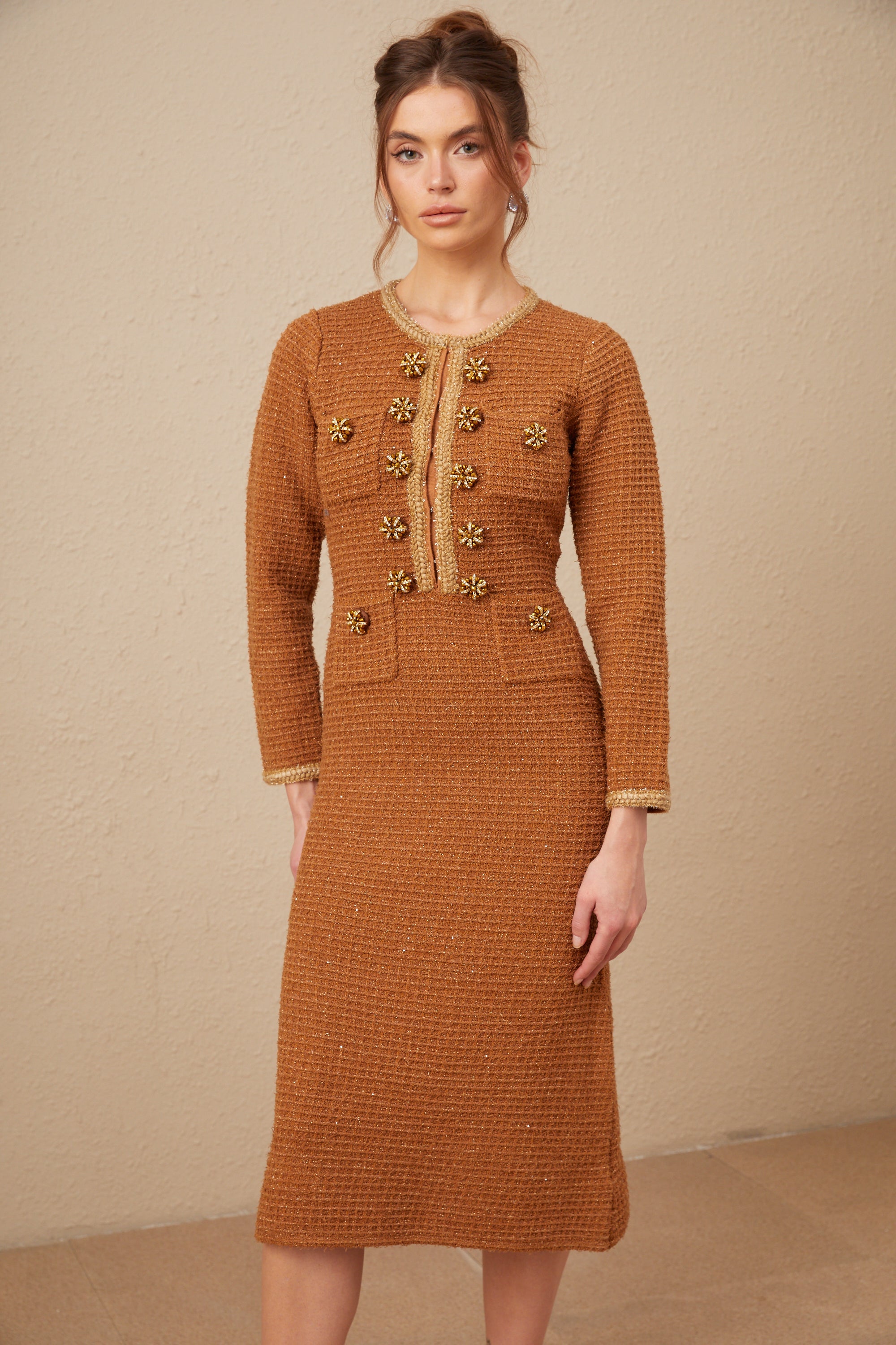 Vestido de tweed marrón con borde trenzado de la marca Final Sale, diseño elegante y clásico para ocasiones especiales.