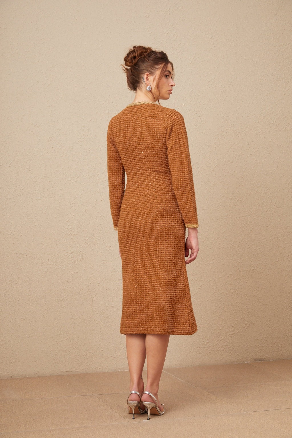 Vestido tweed marrón con borde trenzado de Epona, estilo elegante y clásico, para mujer, imagen en color con detalles del diseño.
