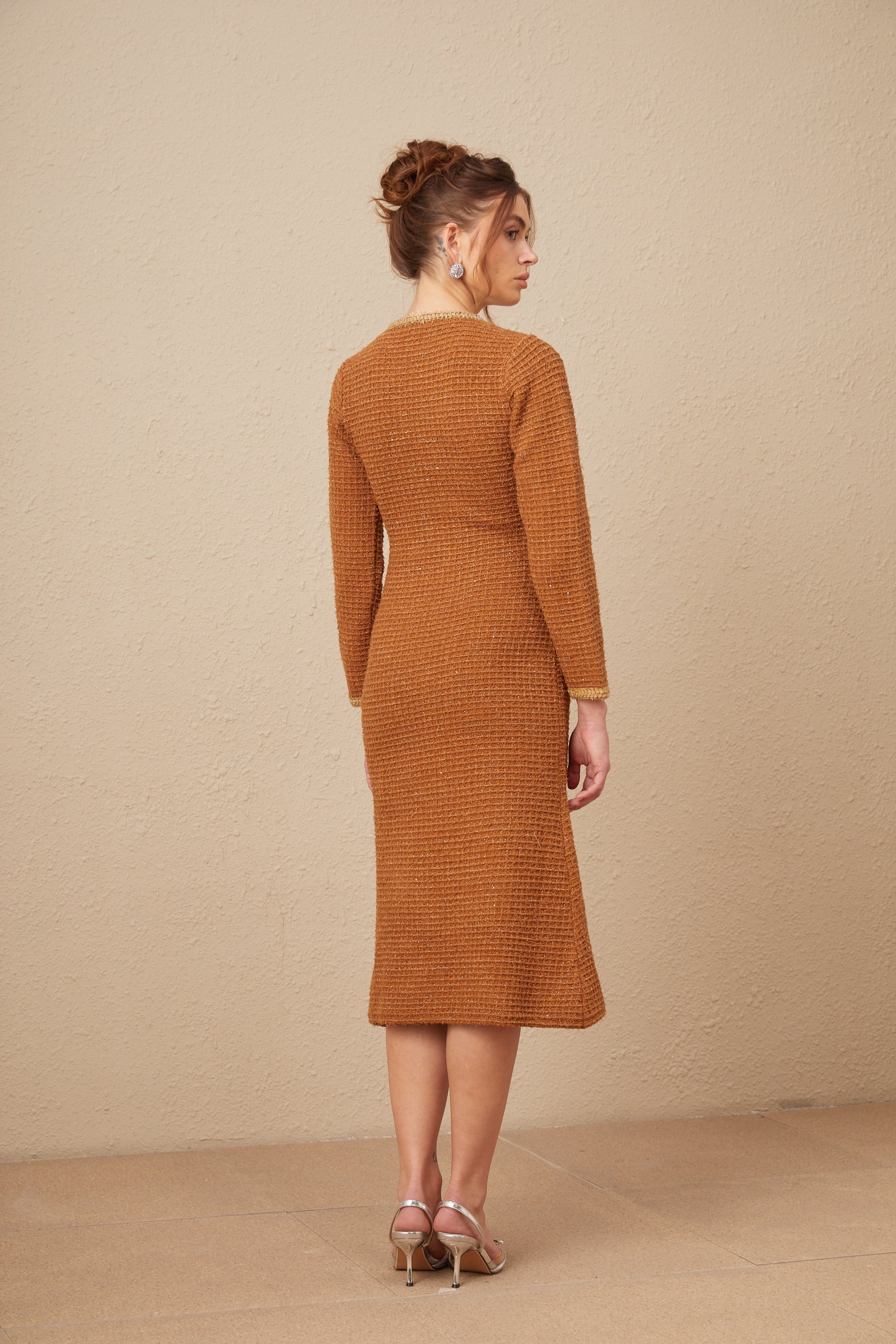 Vestido tweed marrón con borde trenzado de Epona, estilo elegante y clásico, para mujer, imagen en color con detalles del diseño.