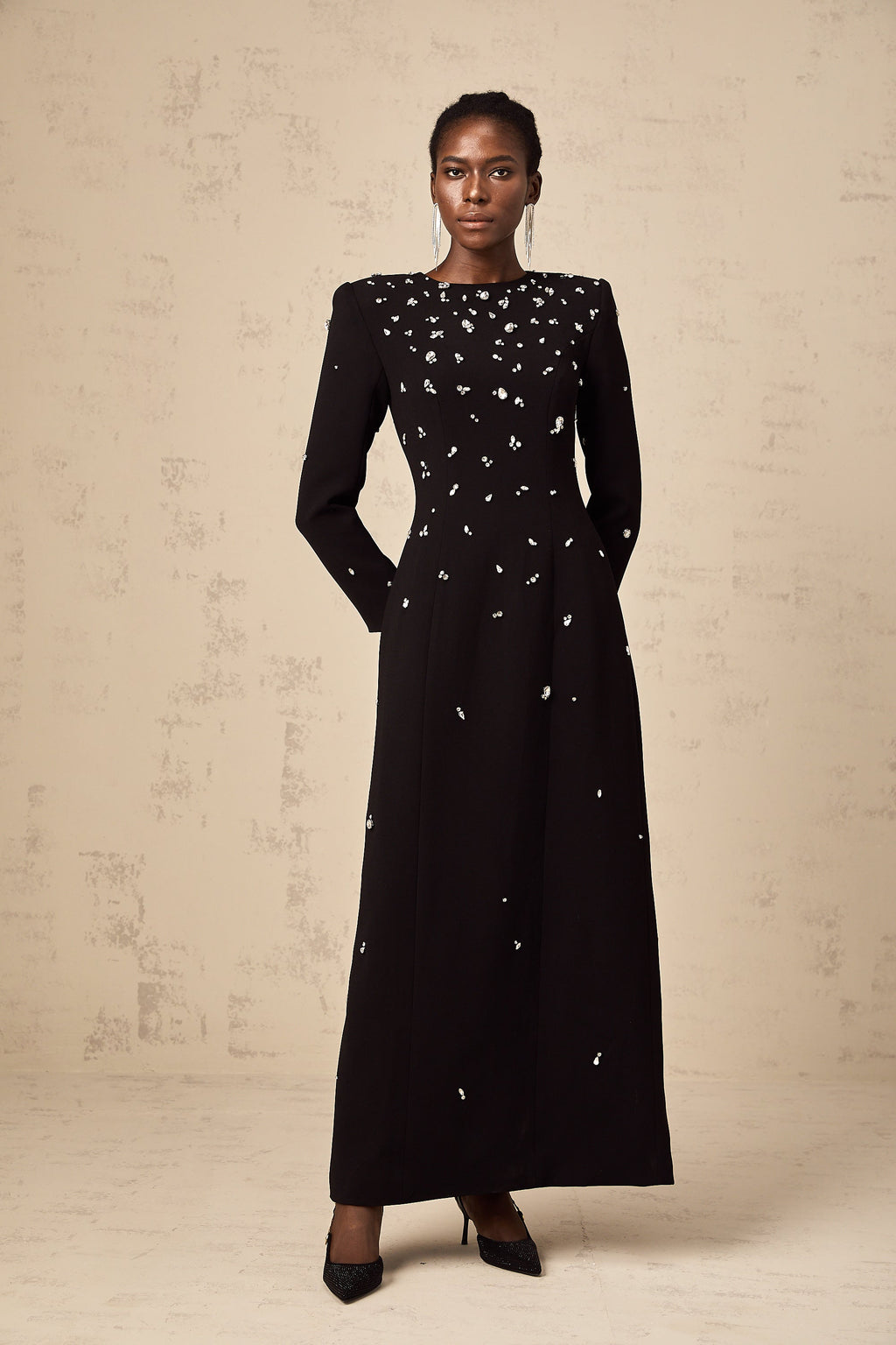 Vestido maxi negro Imelda con cristales adornados, elegante y largo, ideal para ocasiones especiales, de la marca Final Sale.